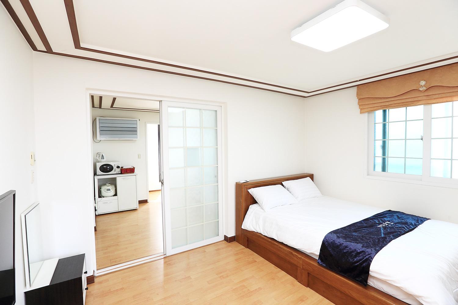 Deluxe Suite with Sea View - Photo 4