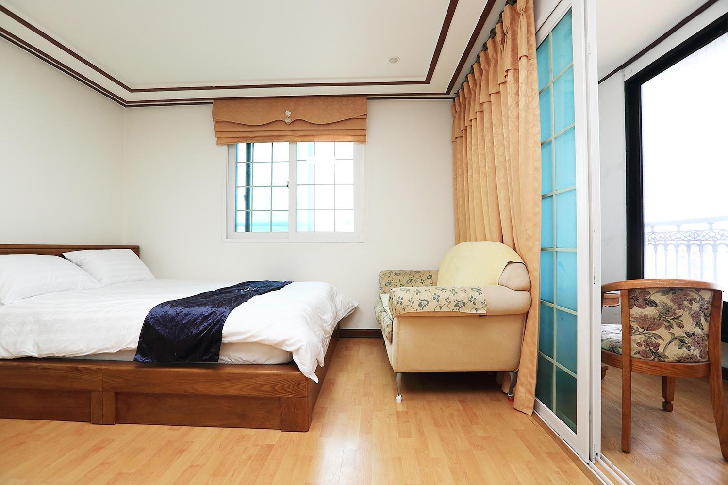 Deluxe Suite with Sea View - Photo 3