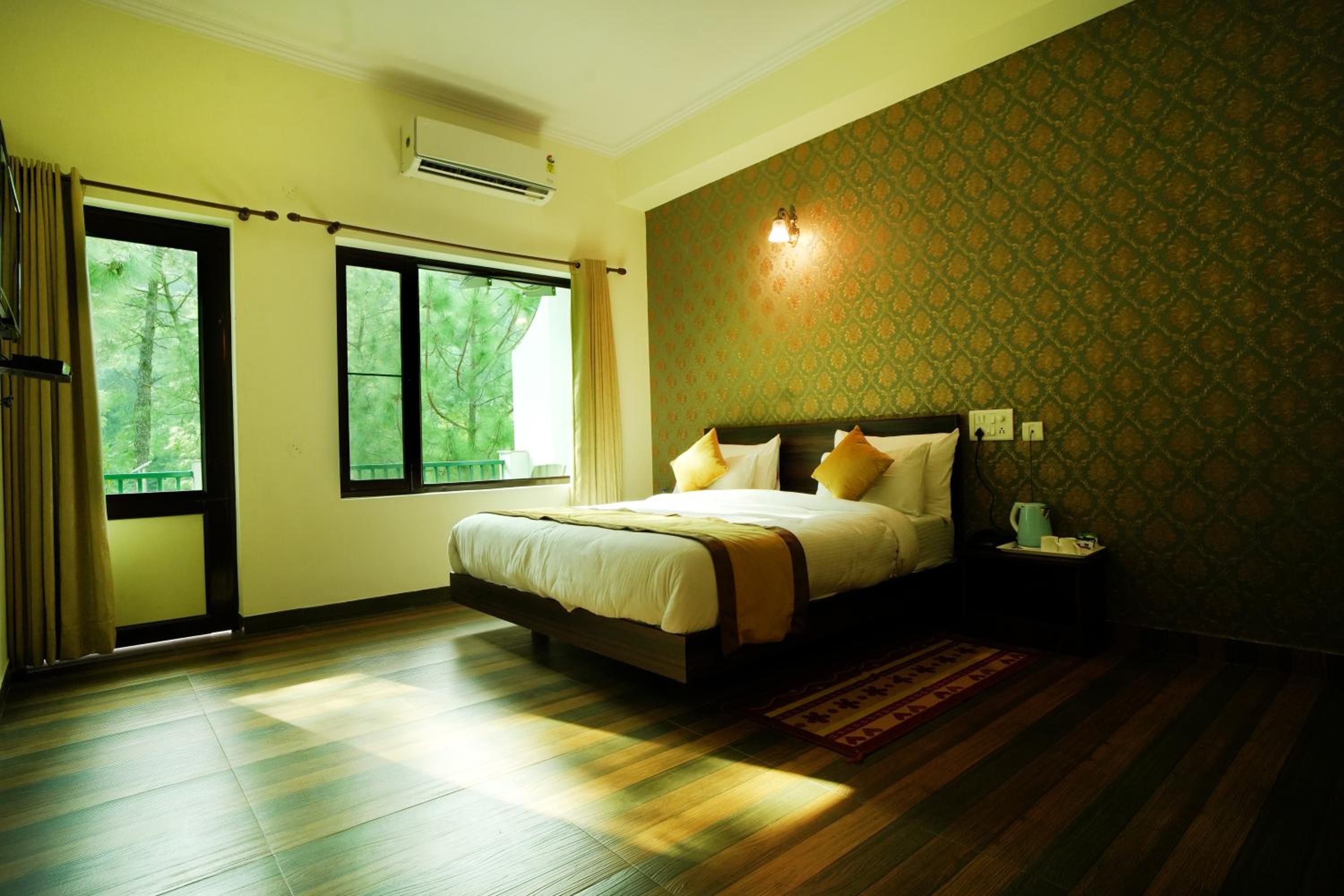 Deluxe Double Room with Balcony - Photo 18