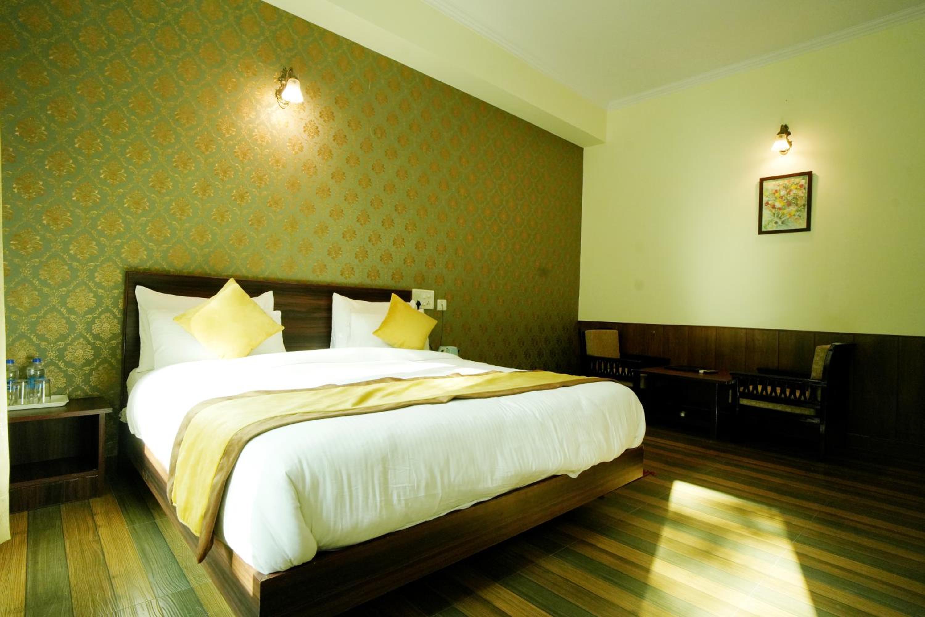 Deluxe Double Room with Balcony - Photo 19