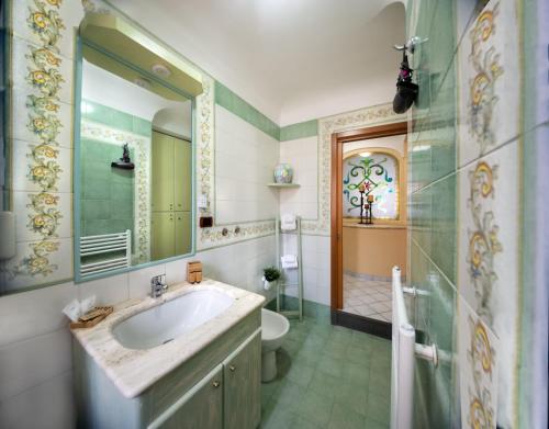 Double Room with Private External Bathroom - Photo 8