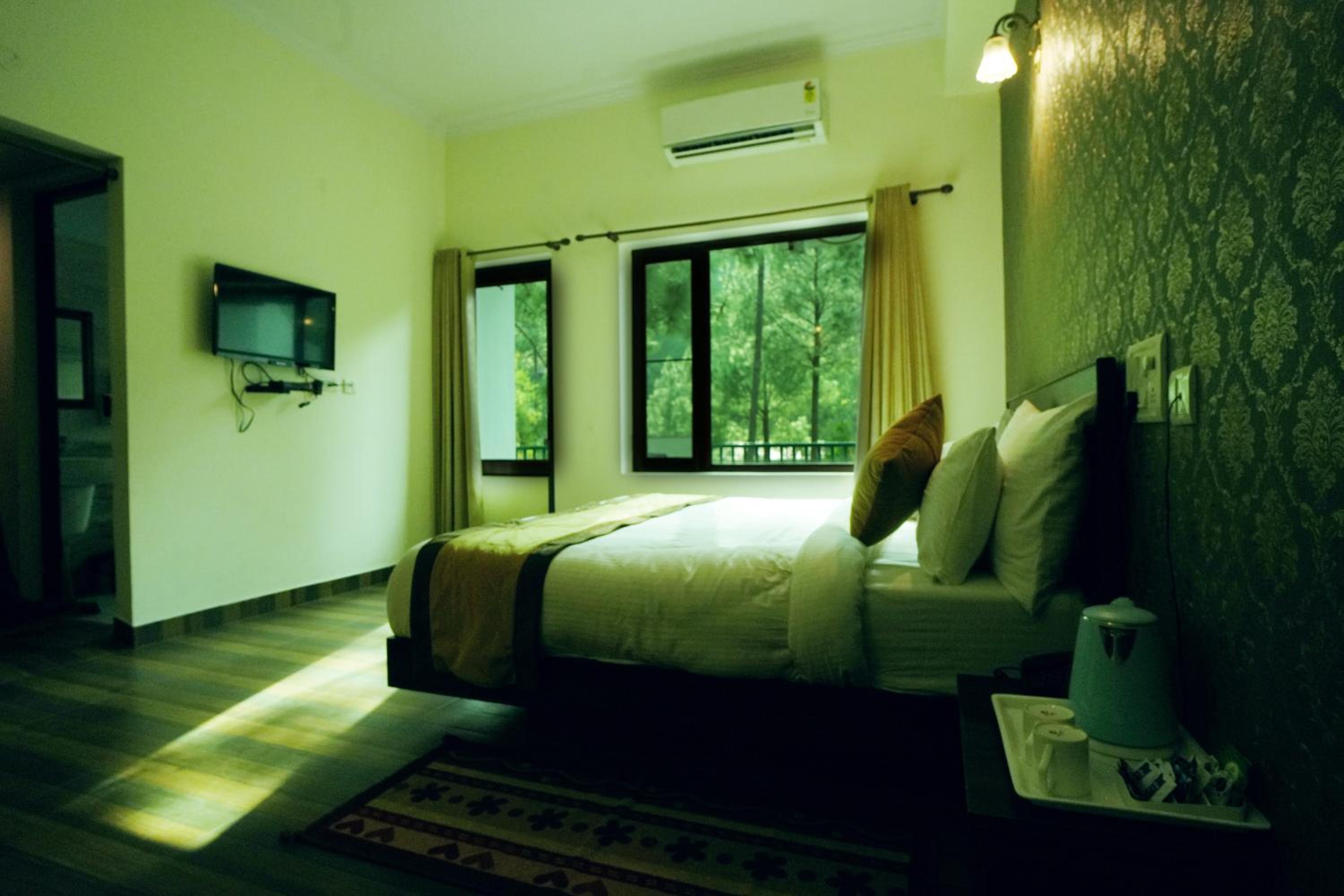 Deluxe Double Room with Balcony - Photo 21