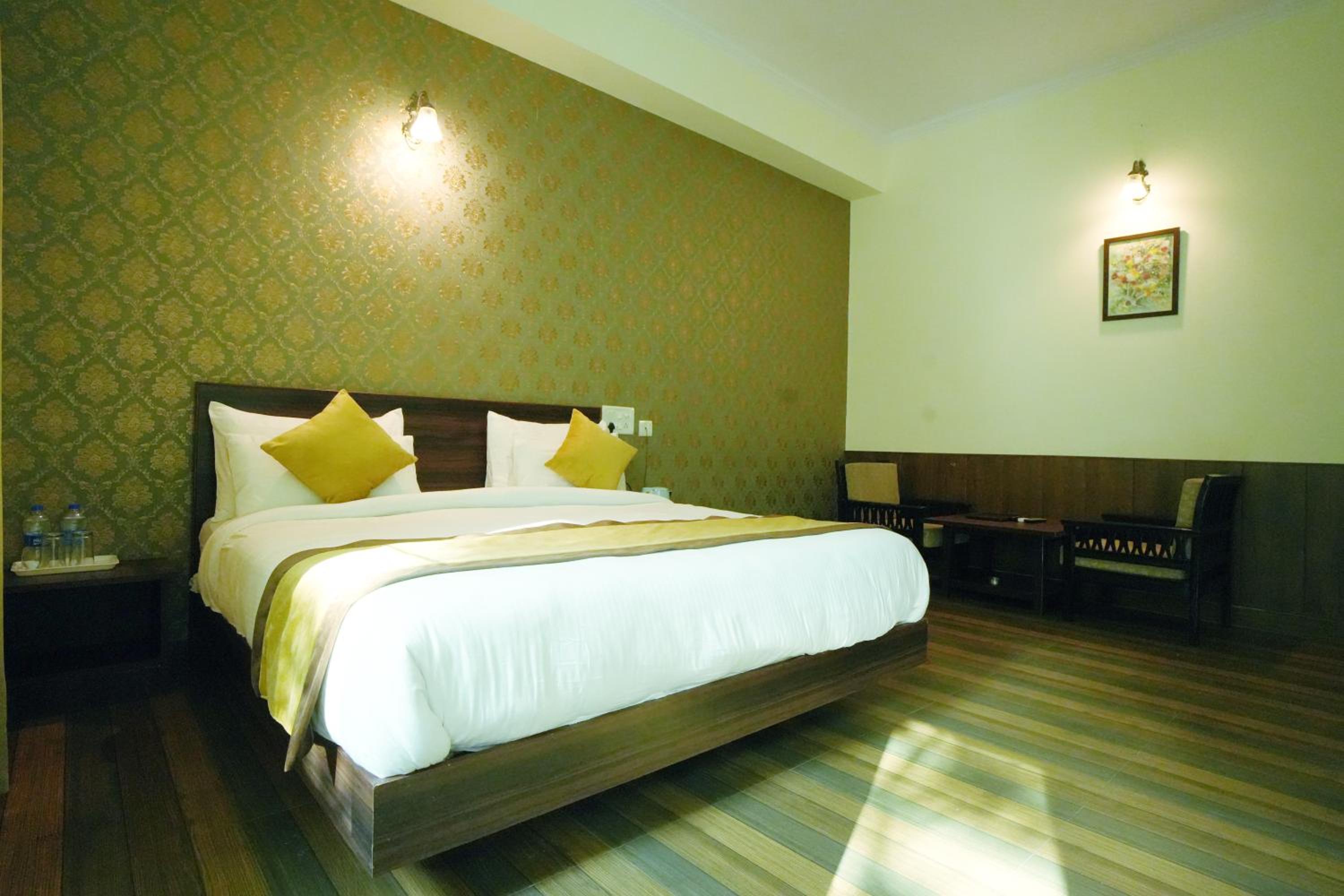Deluxe Double Room with Balcony - Photo 20