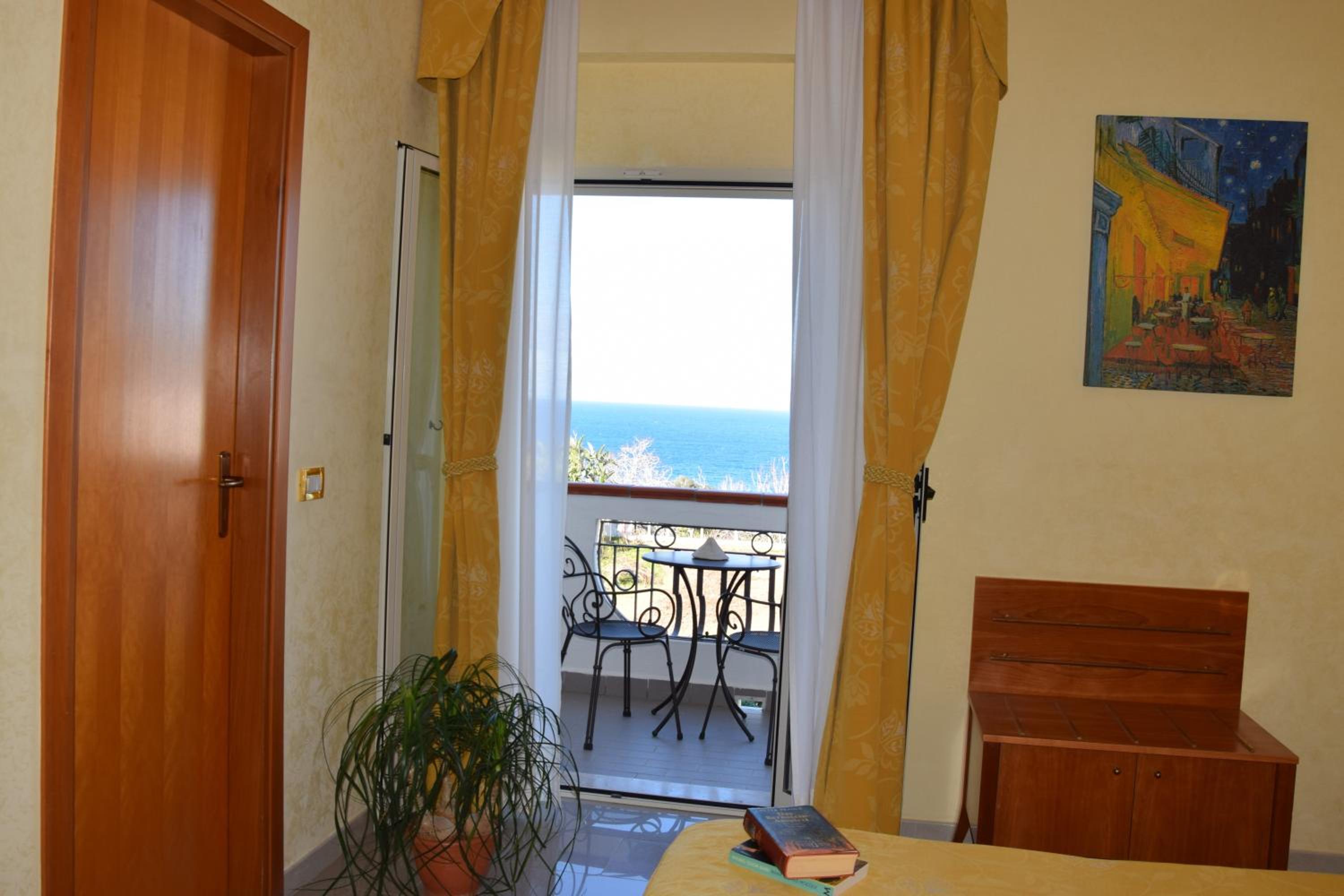 Double Room with Balcony and Sea View - Photo 4