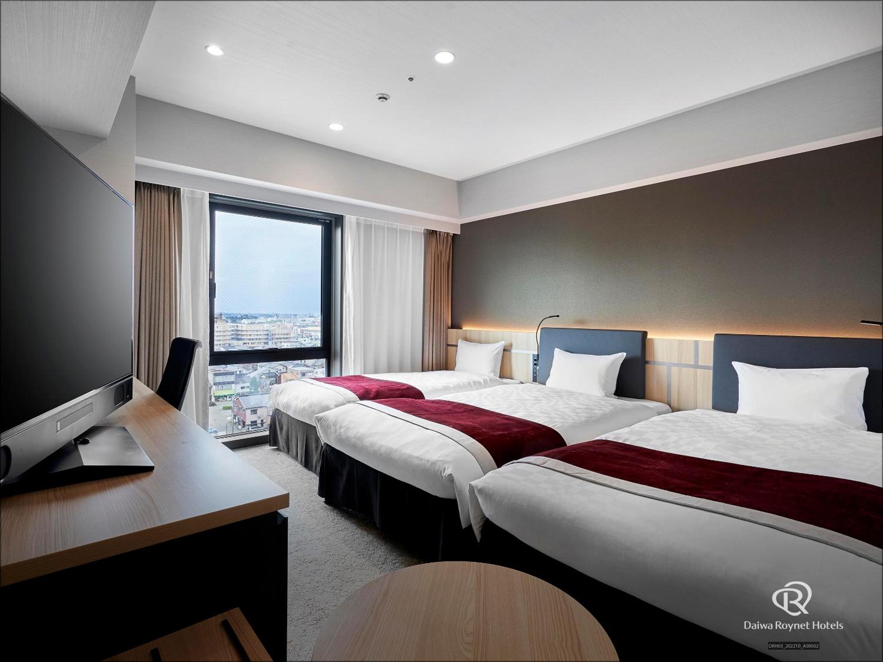 Superior Twin Room with Extra Bed - Smoking - Photo 1