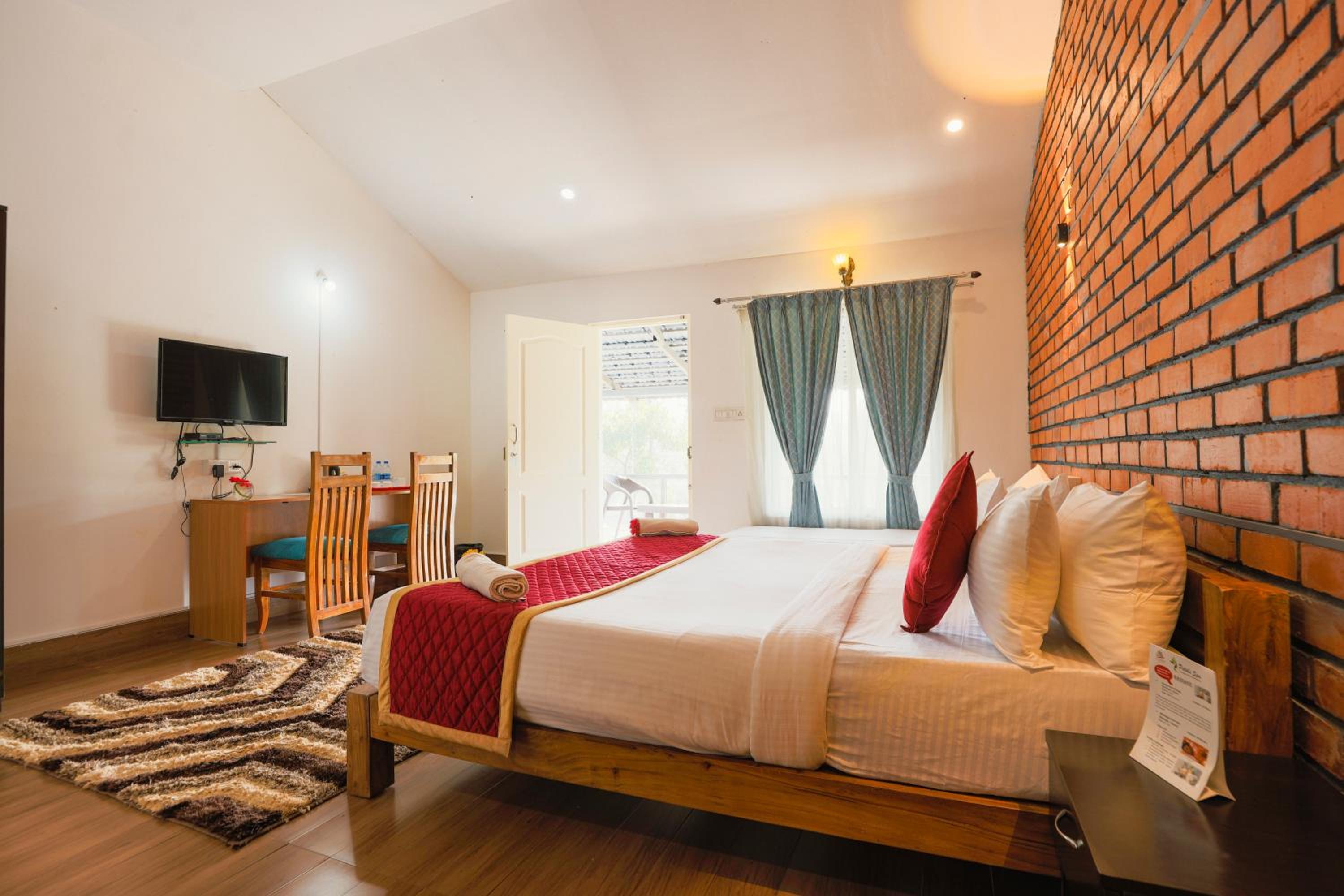 Deluxe Room with Balcony - Photo 8