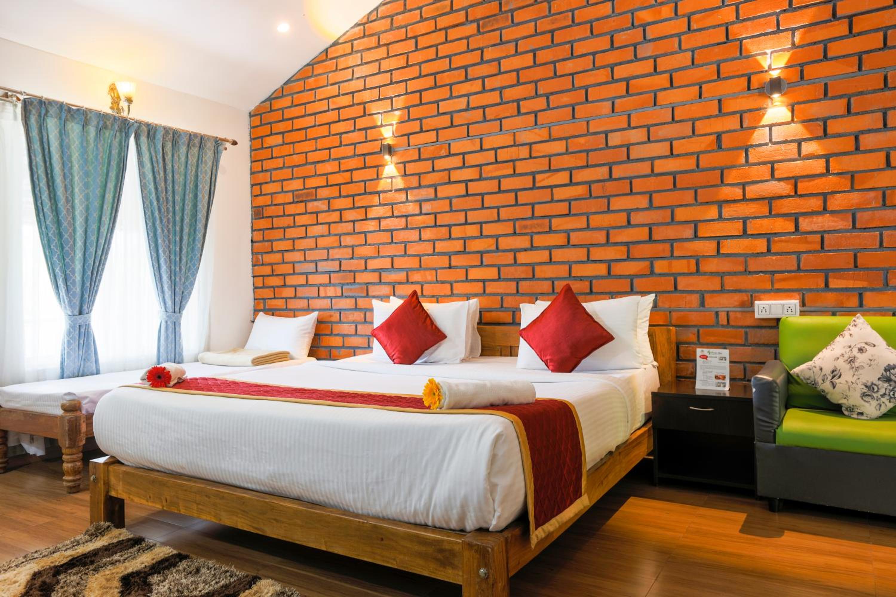 Deluxe Room with Balcony - Photo 6