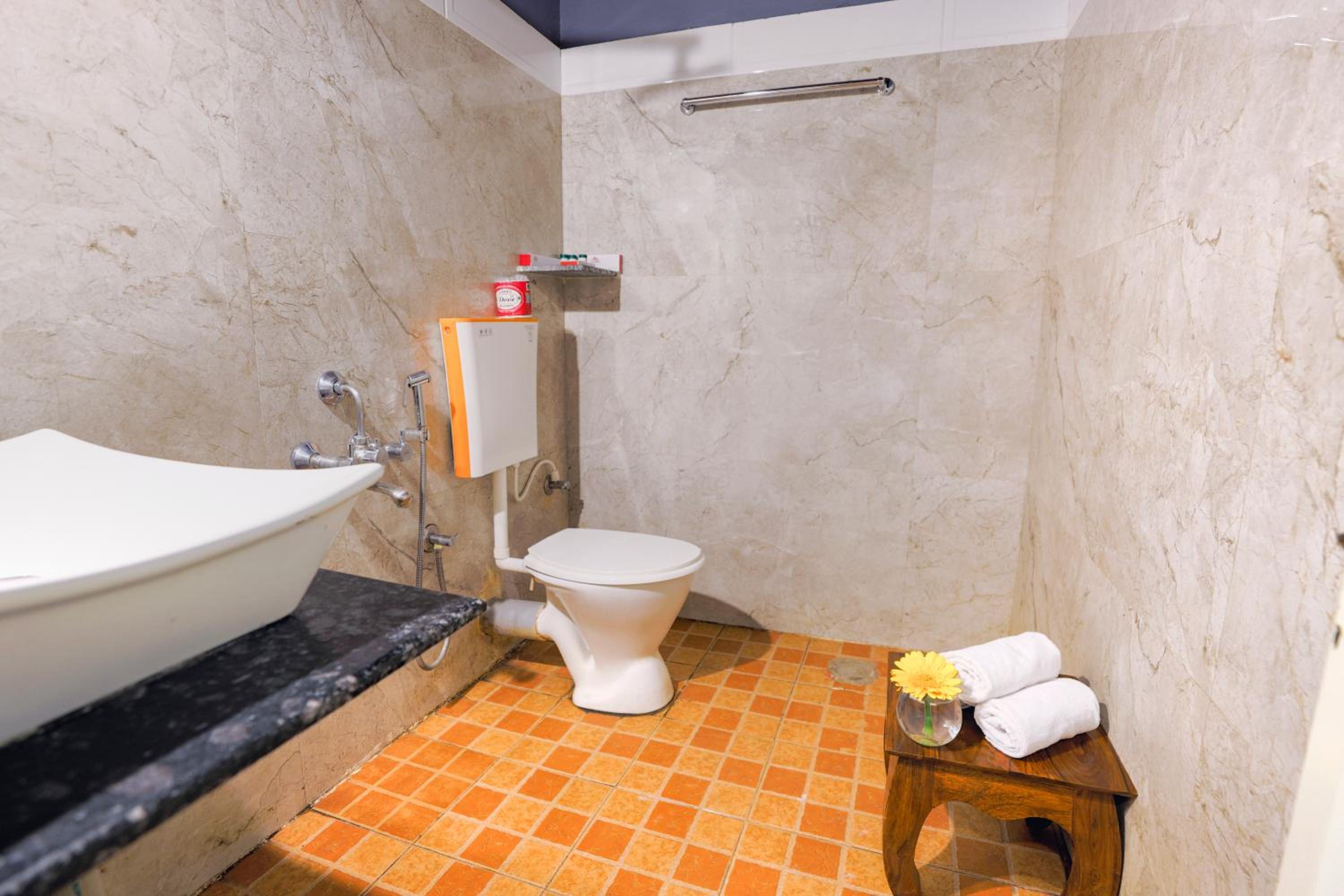 Deluxe Room with Balcony - Photo 3