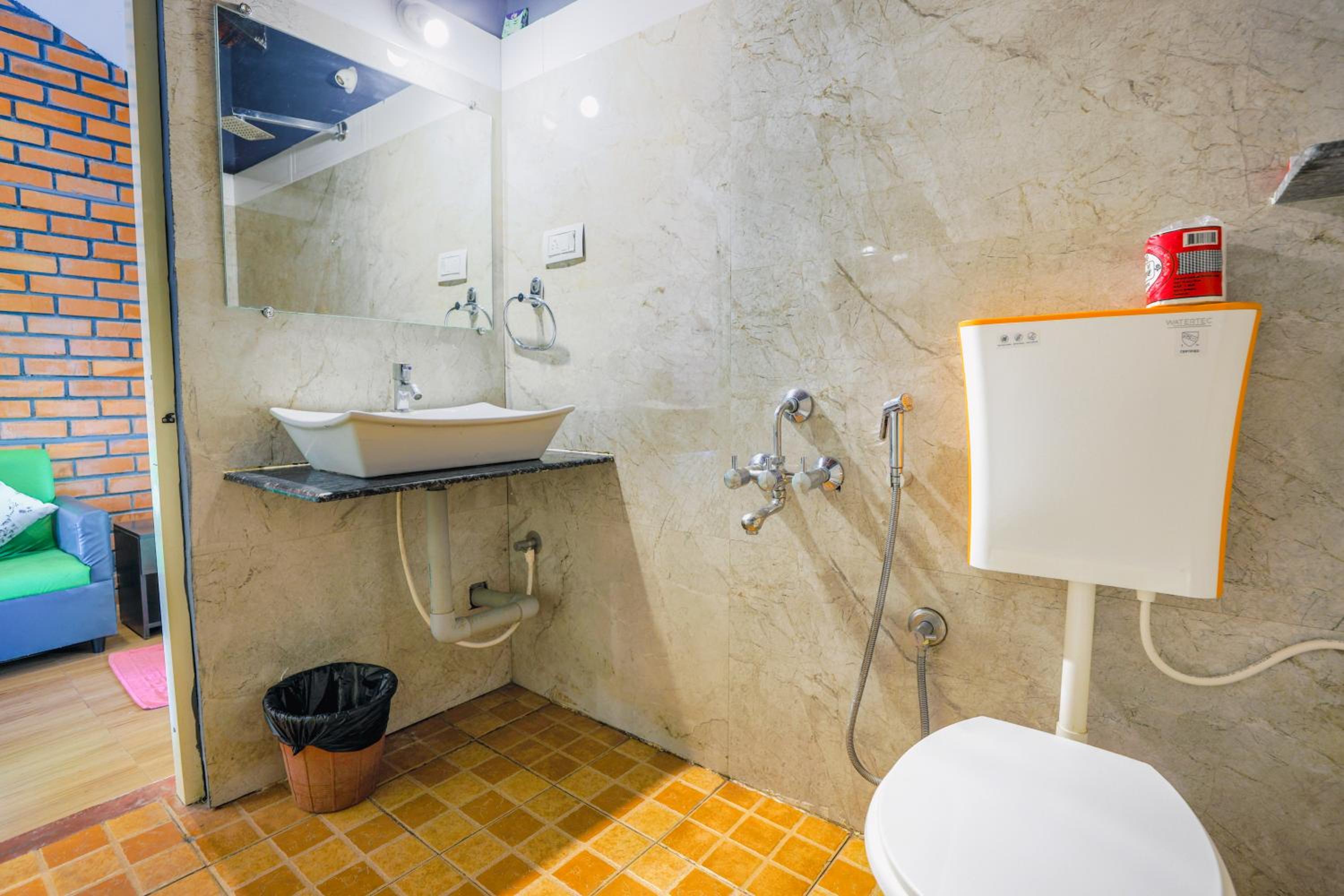 Deluxe Room with Balcony - Photo 4