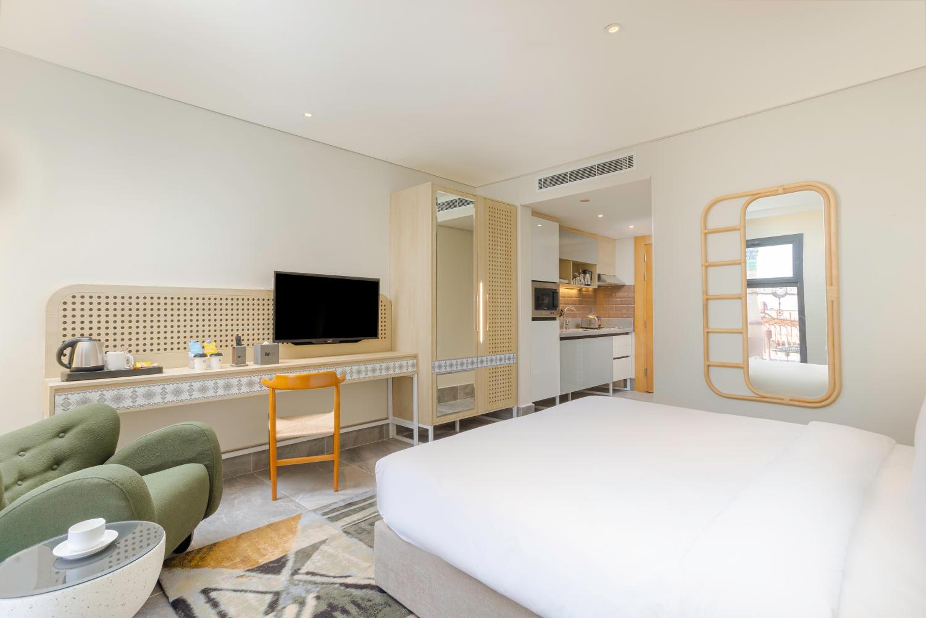 Deluxe King Room - Photo 2