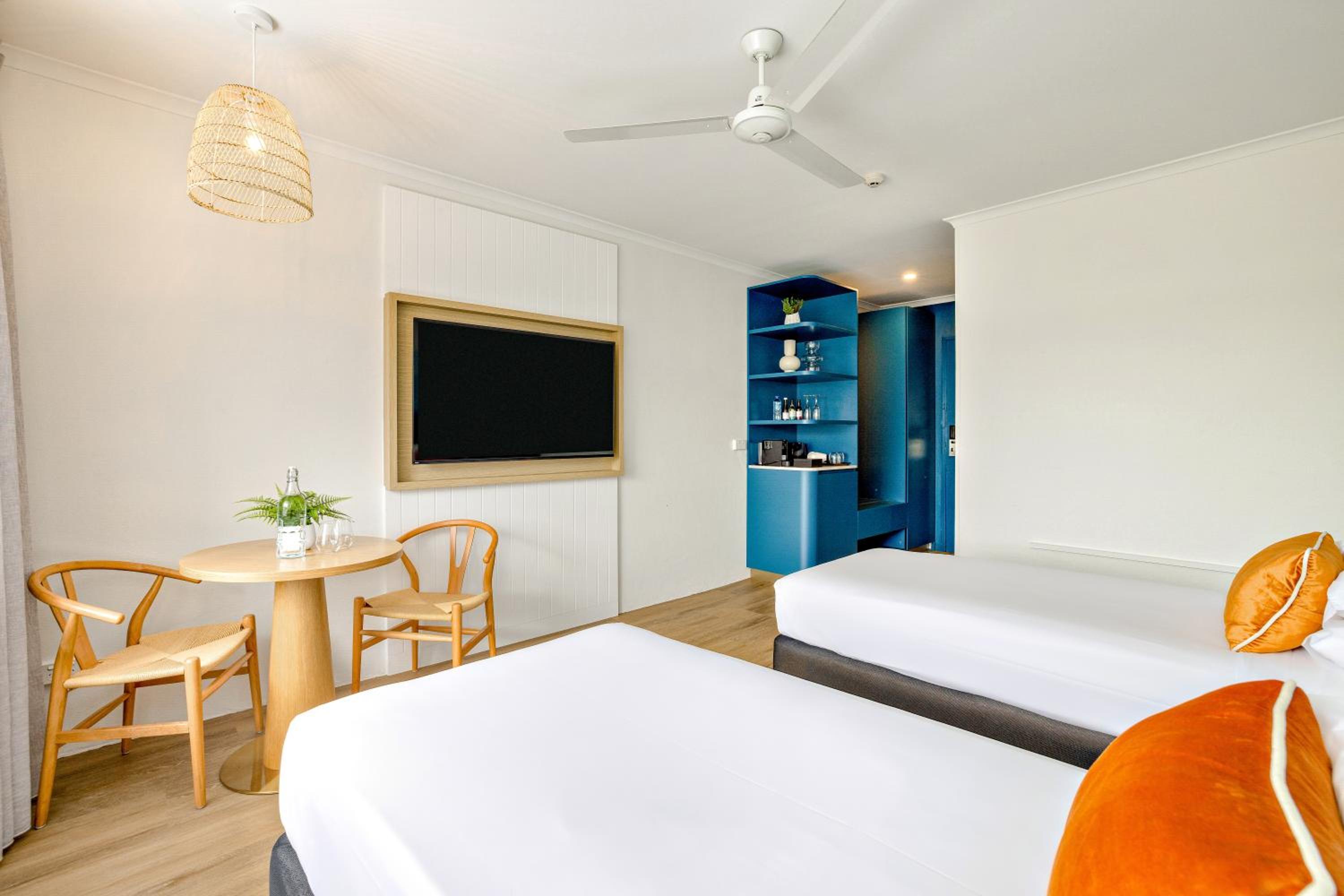 Standard Twin Room with 1 Queen and 1 Single Bed - Photo 3