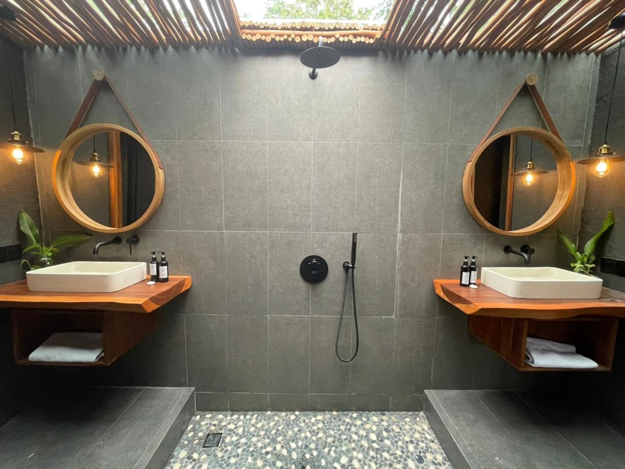 Double Room with Pool View - Photo 9