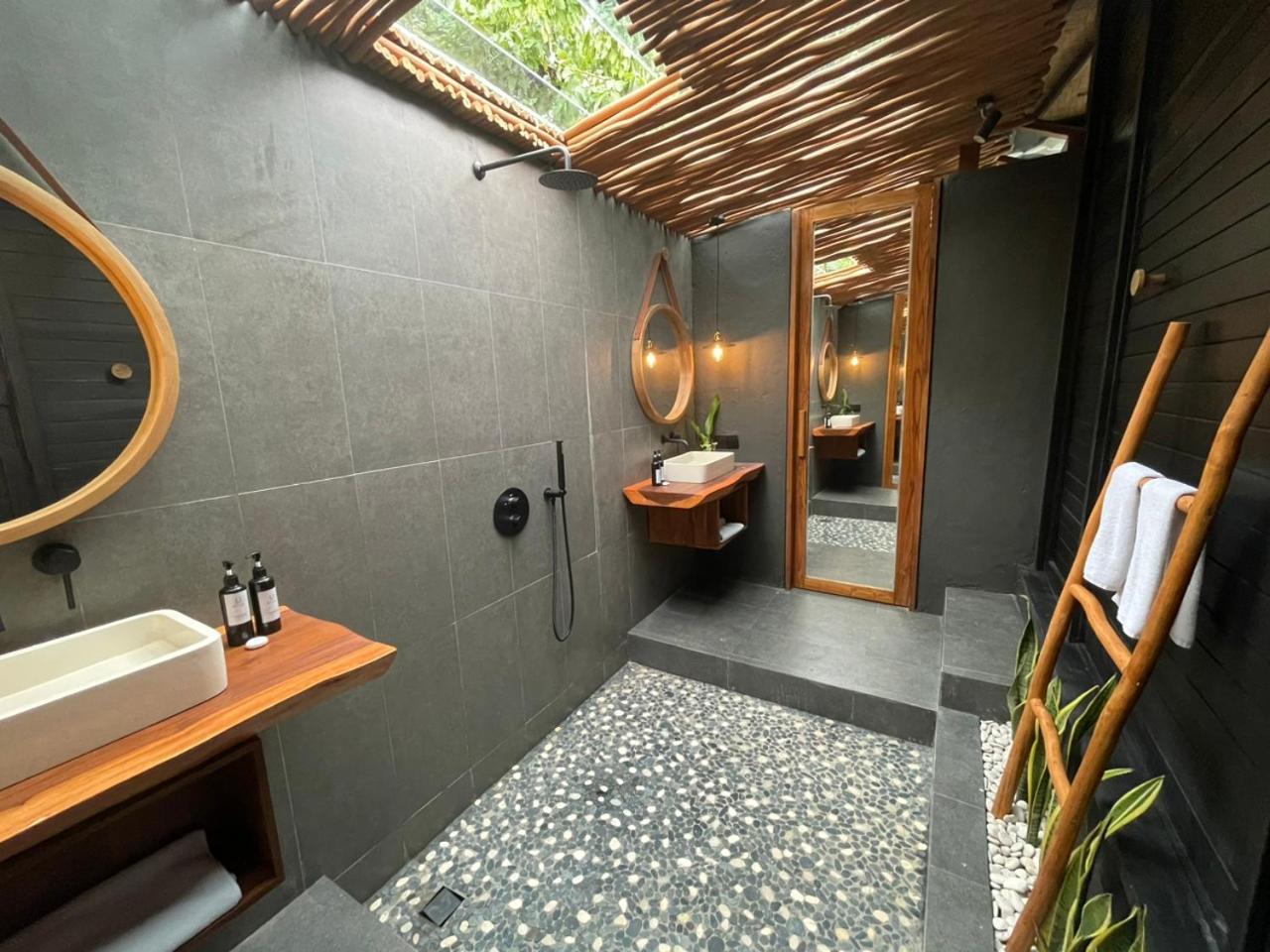 Double Room with Pool View - Photo 8