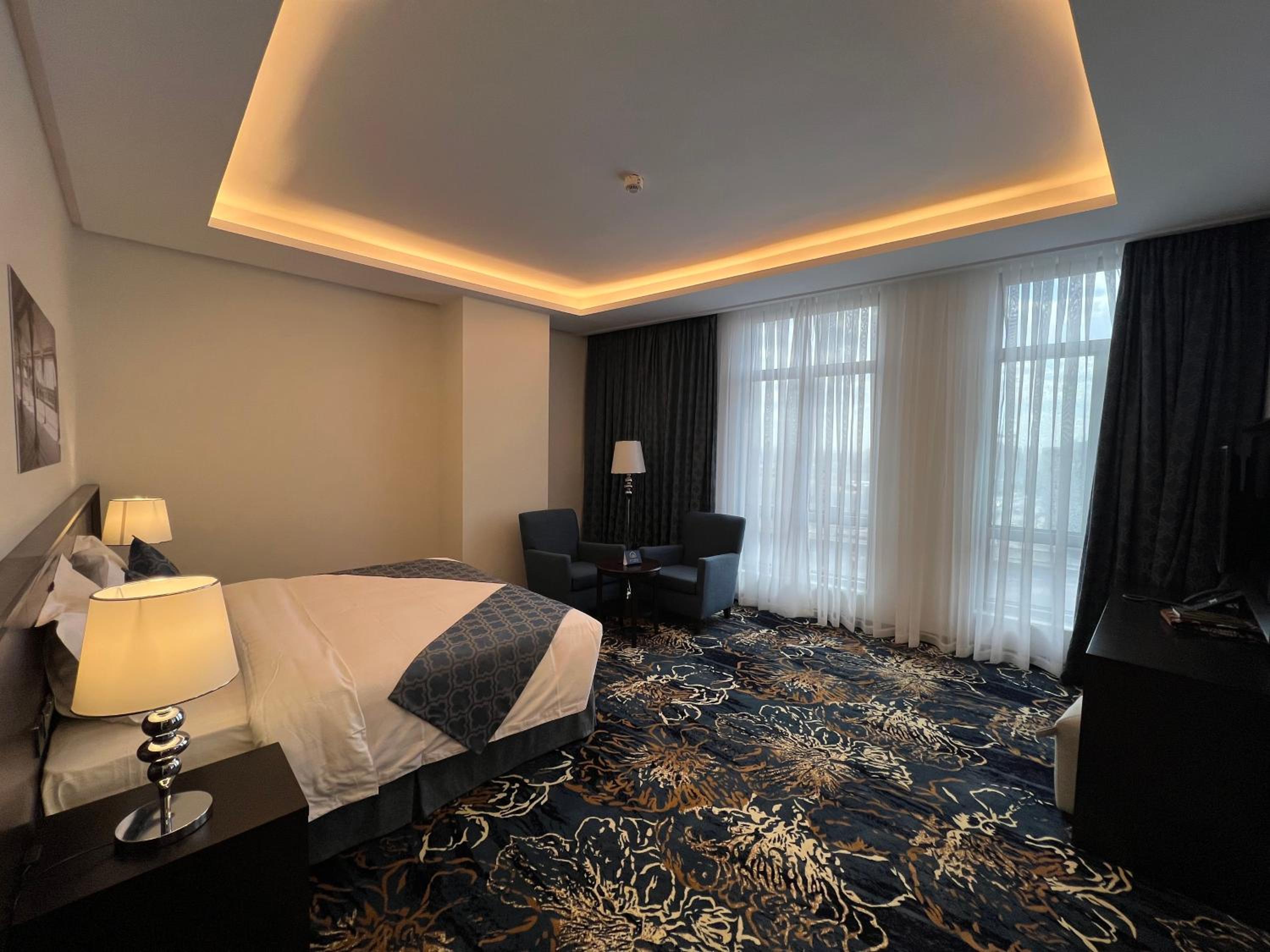 Deluxe King Room - Photo 4