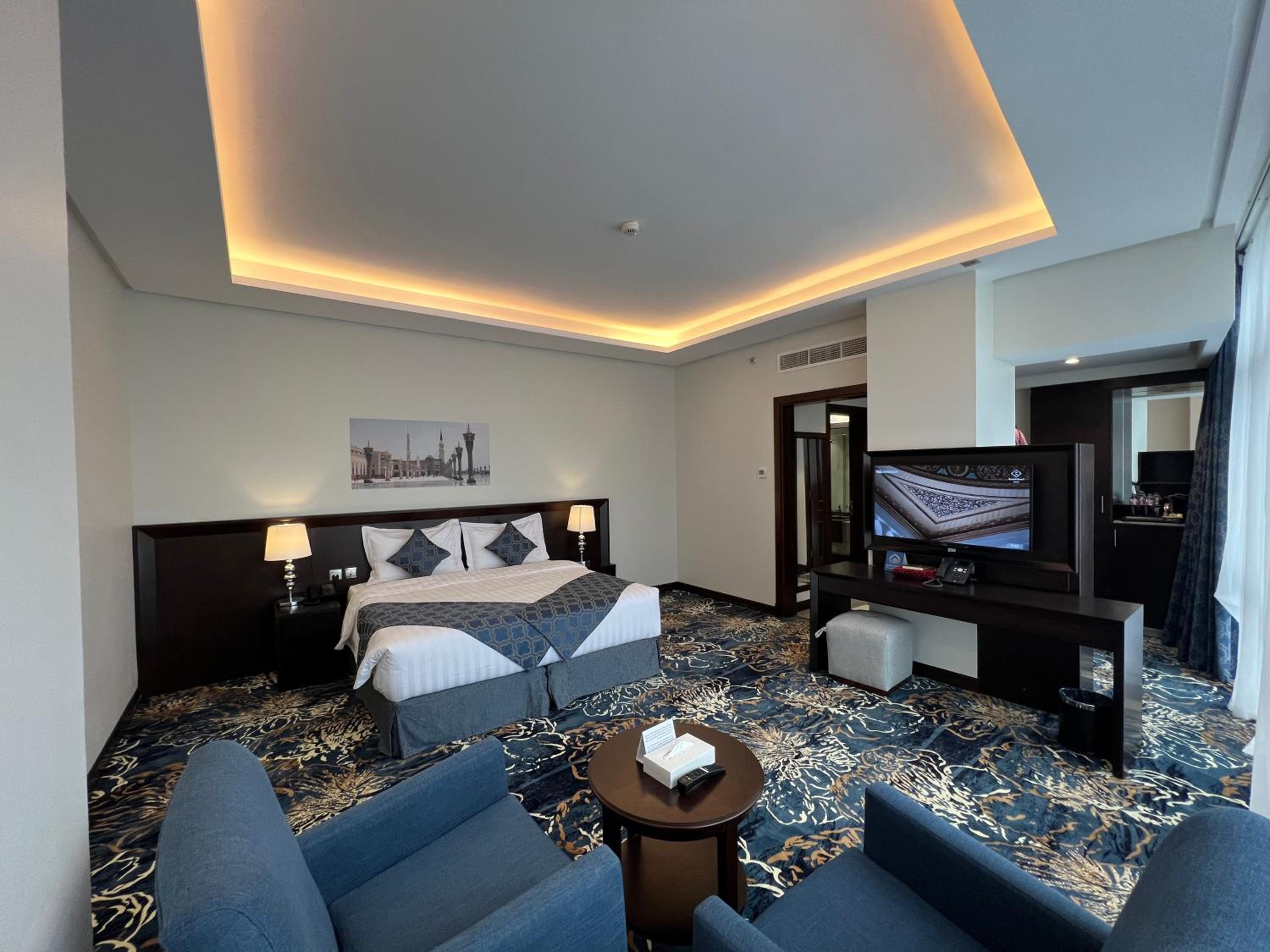 Deluxe King Room - Photo 1