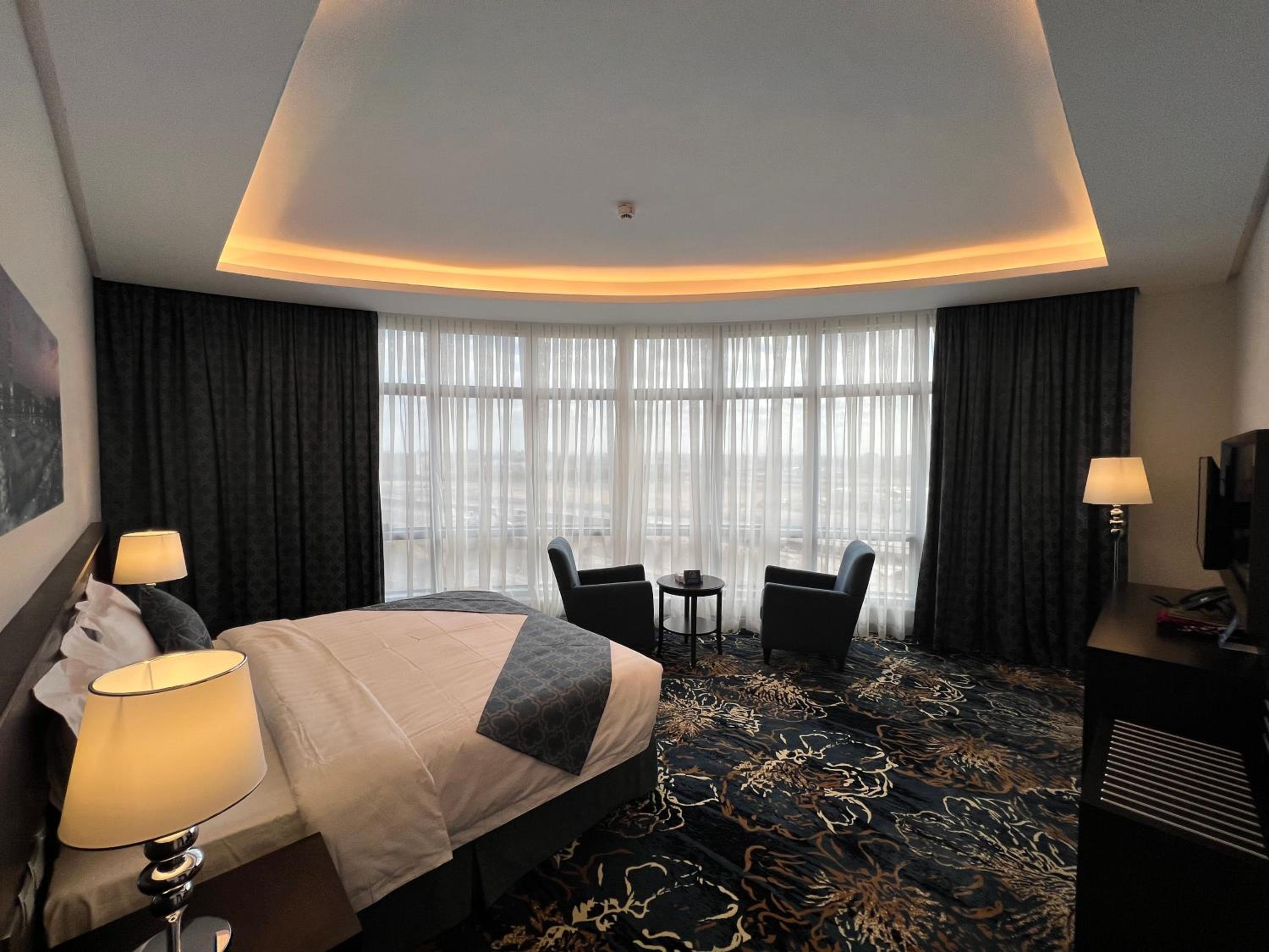 Deluxe King Room - Photo 3