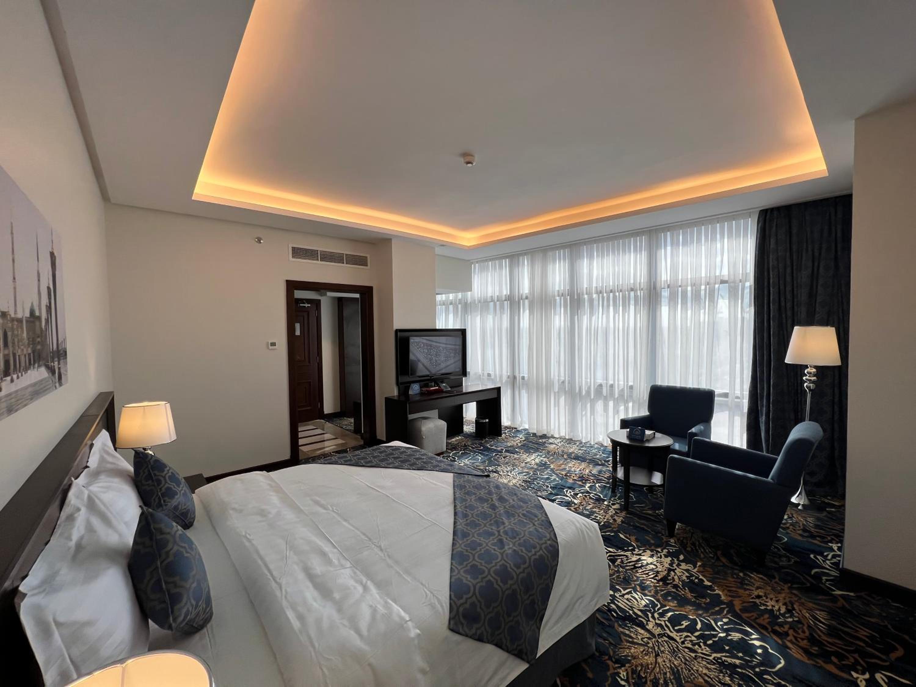 Deluxe King Room - Photo 2