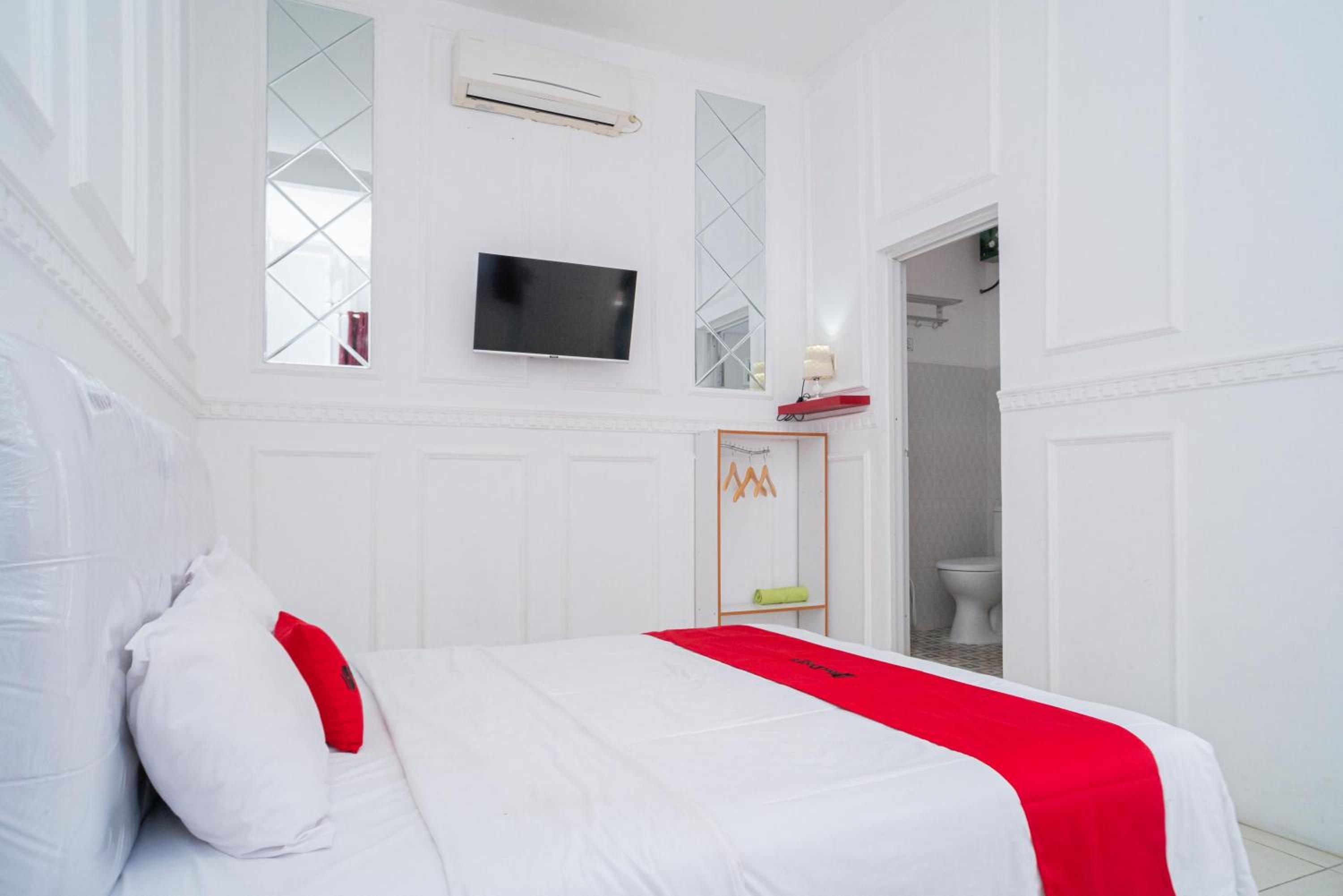Standard King Room - Photo 10