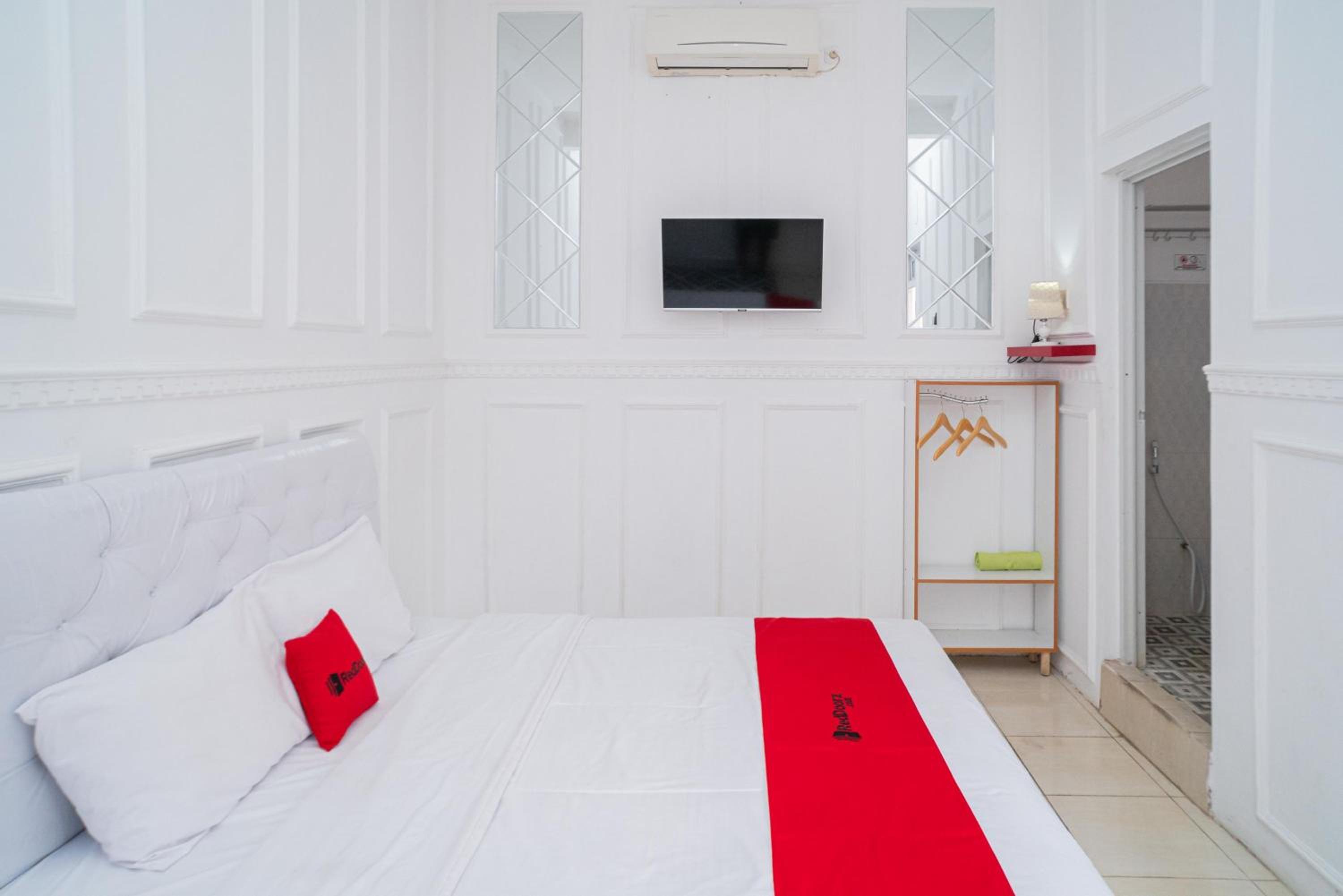 Standard King Room - Photo 8