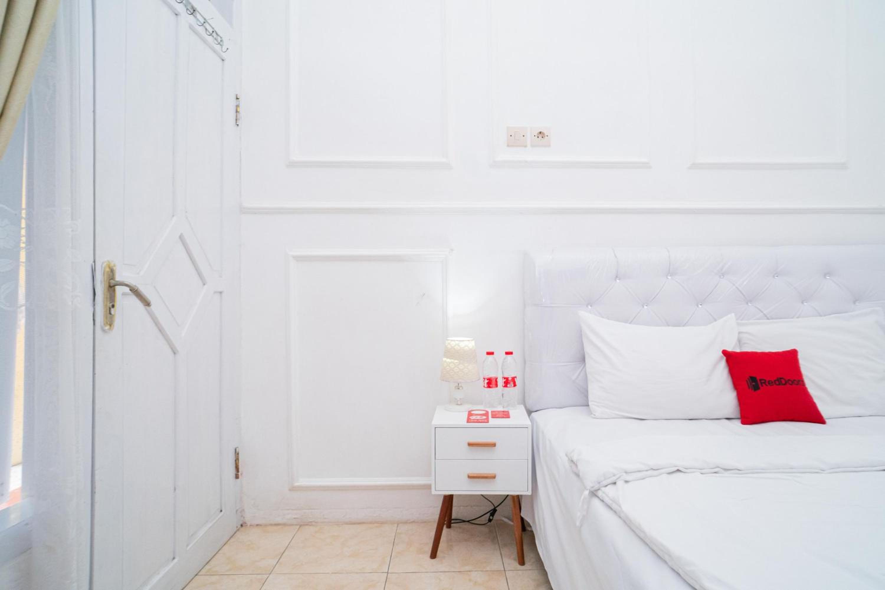 Standard King Room - Photo 13