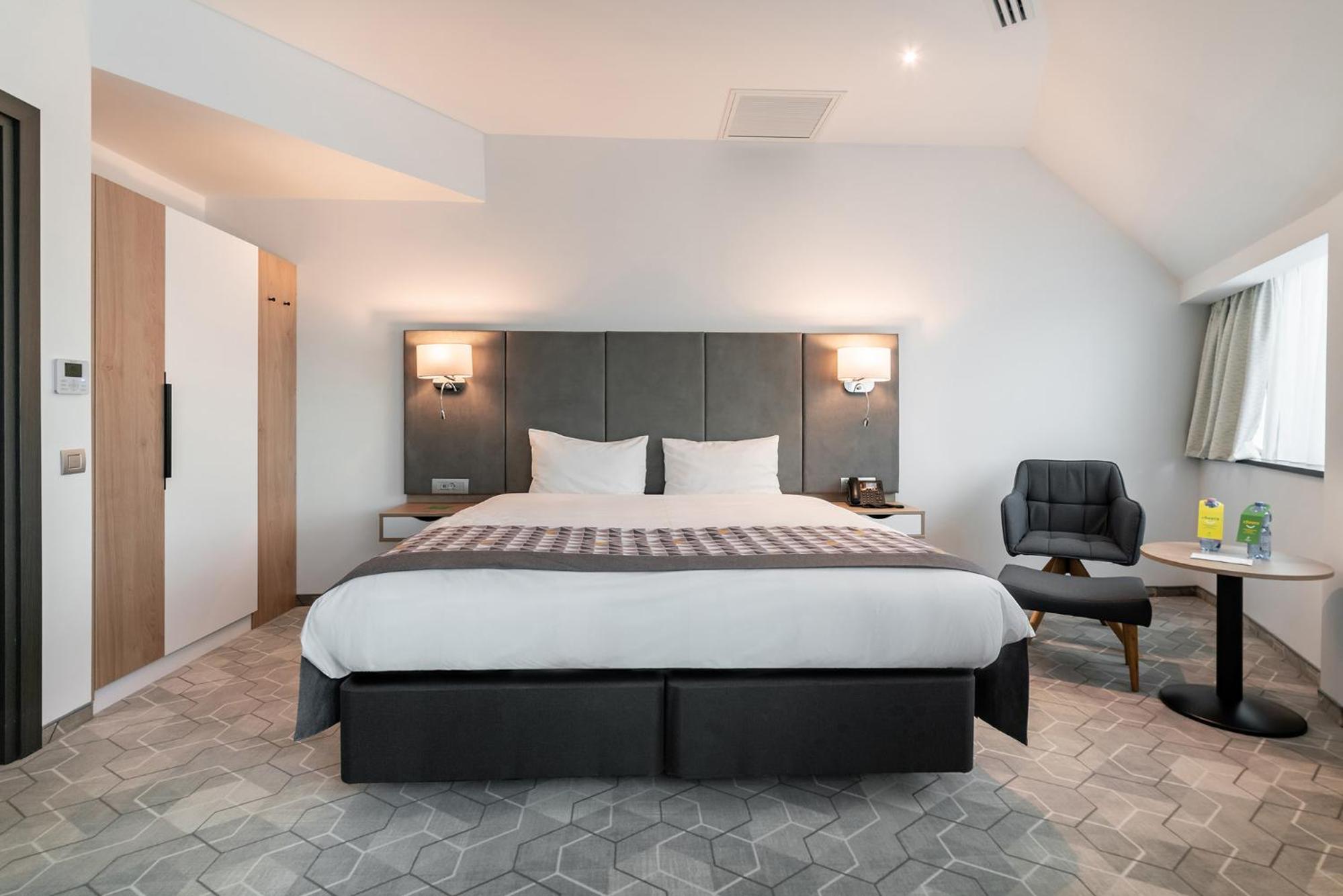 King Suite with City View - Photo 3