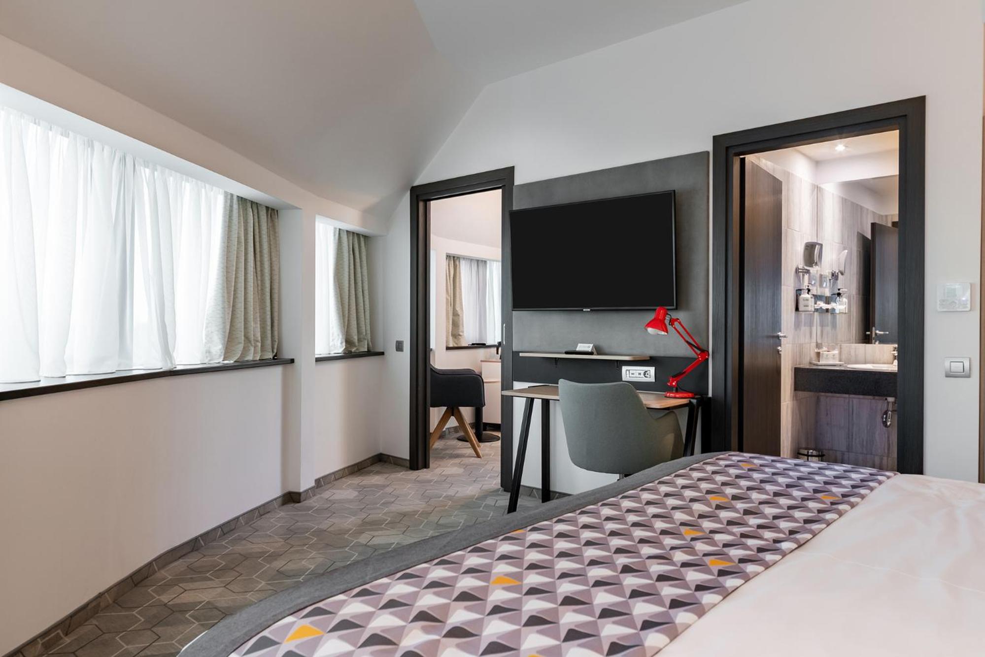 King Suite with City View - Photo 4
