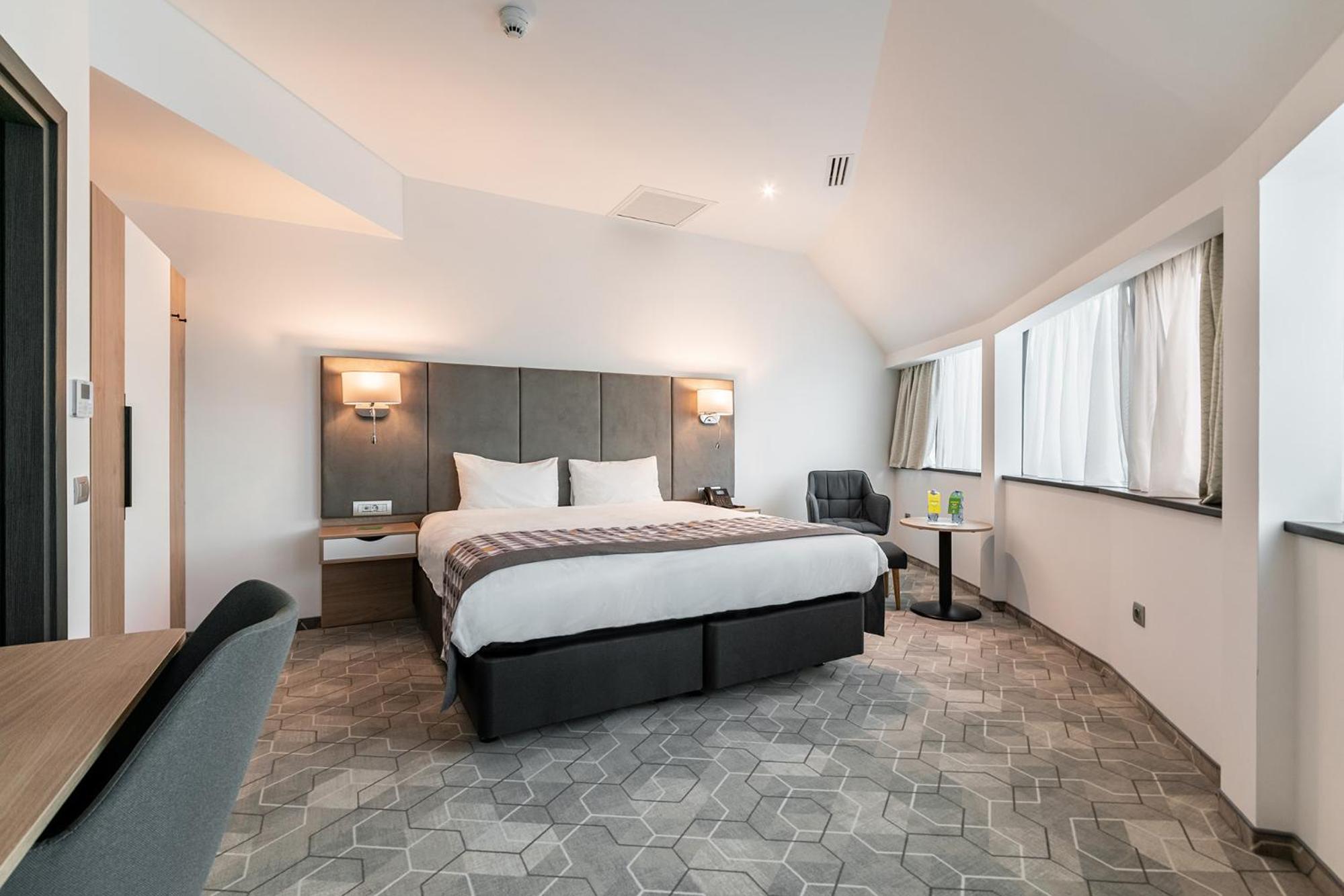 King Suite with City View - Photo 2