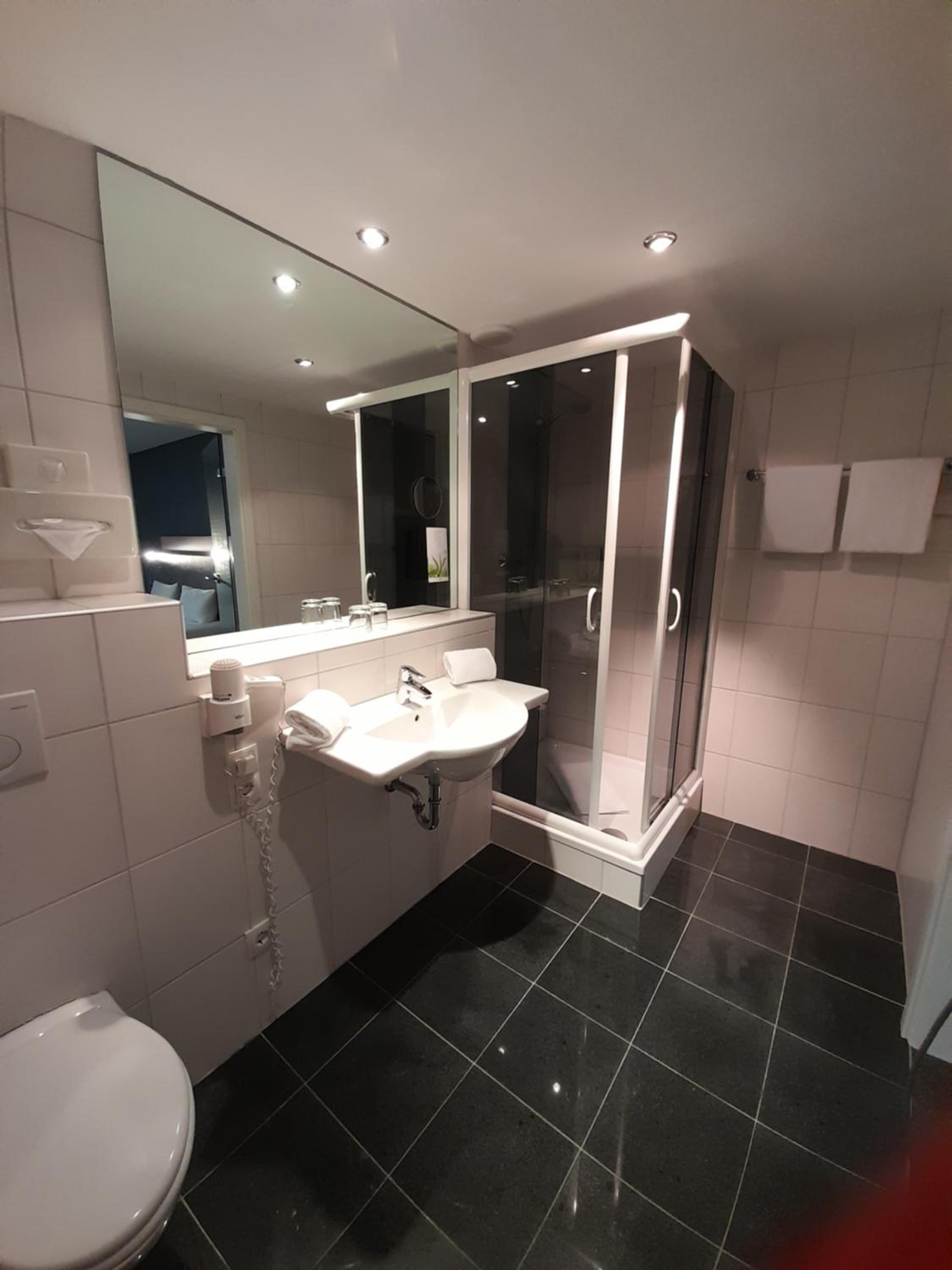 Standard Double Room - Photo 12