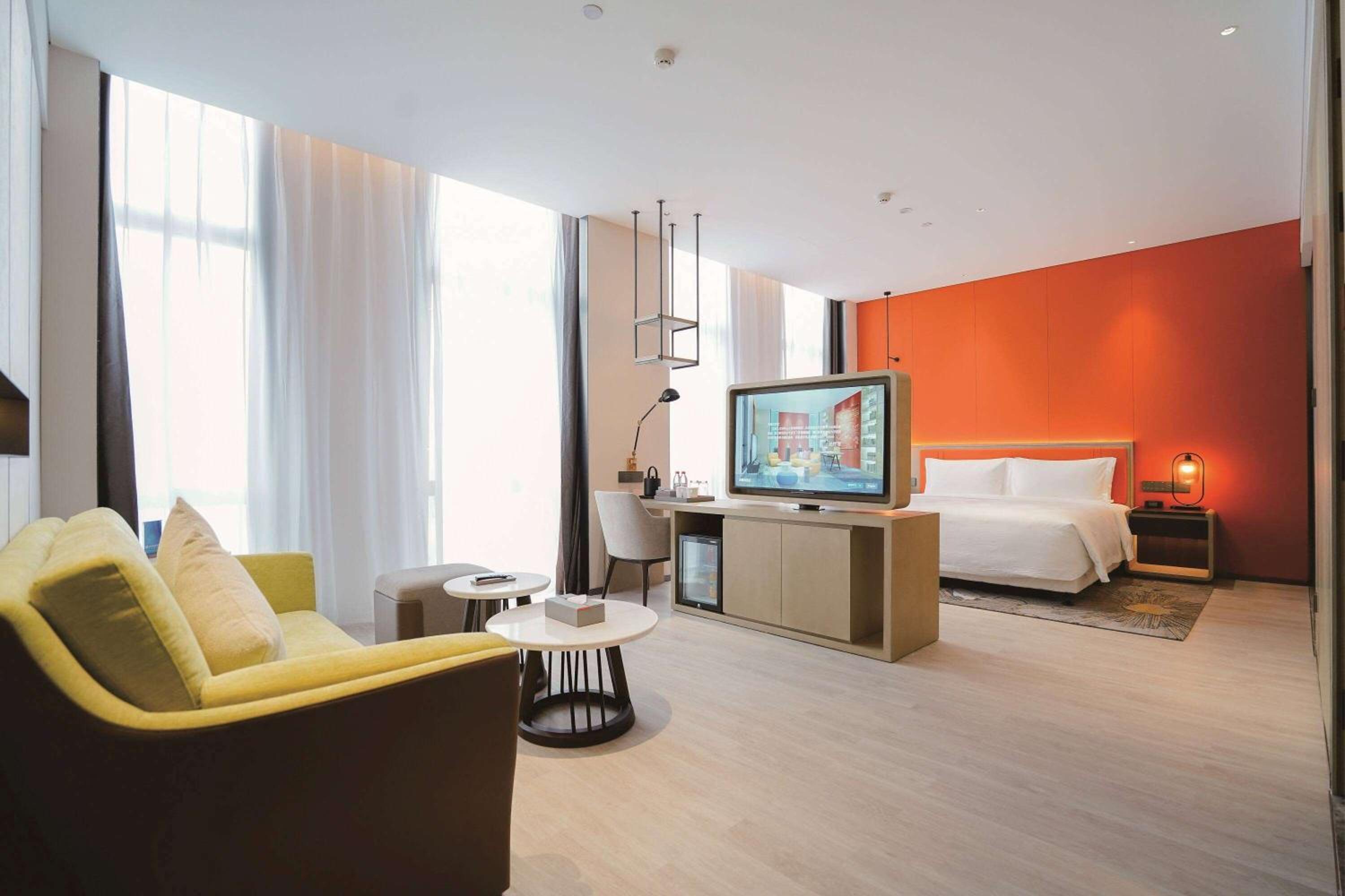 Premier Deluxe King Room, Non-Smoking - Photo 2