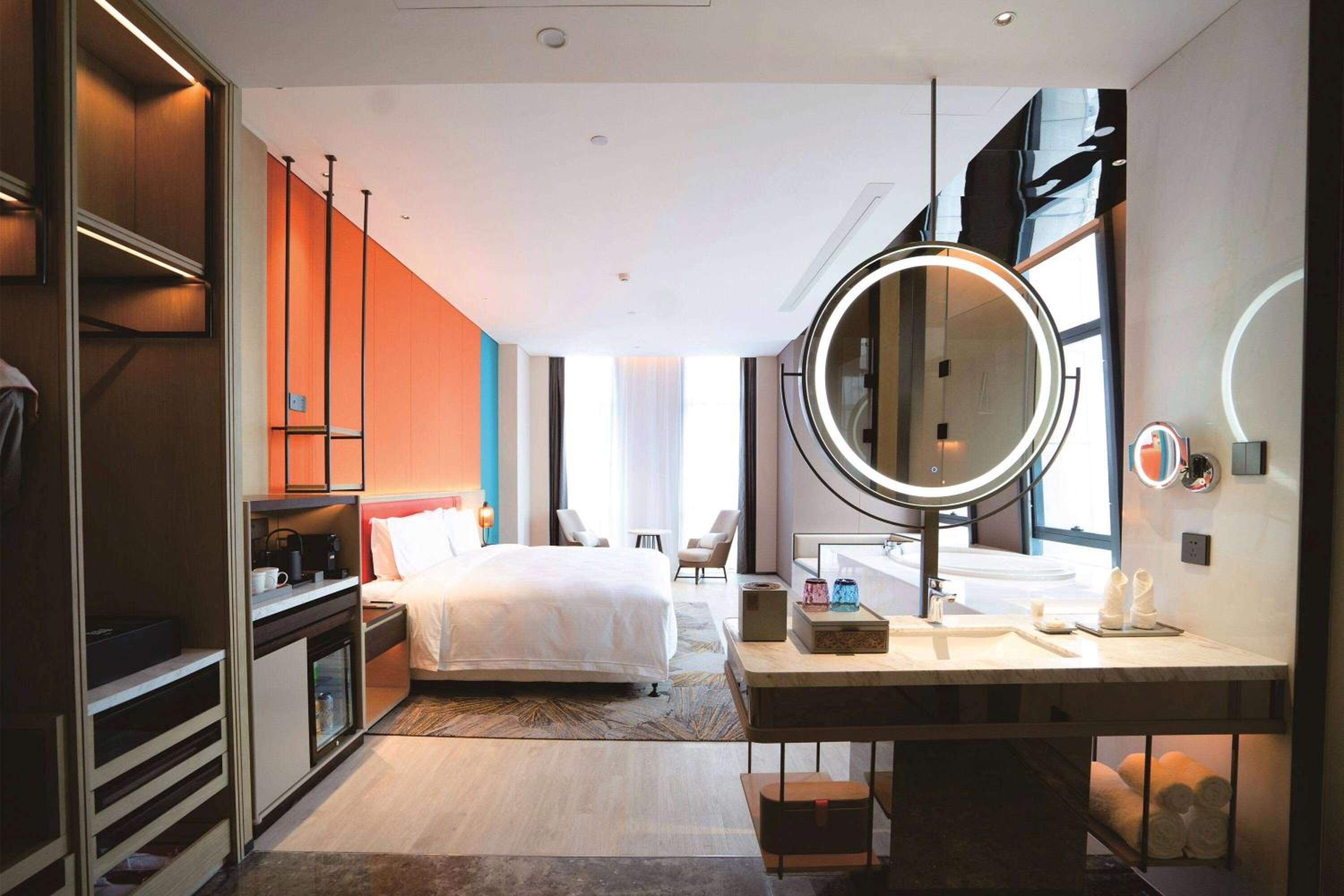 King Suite, Non-Smoking - Photo 2