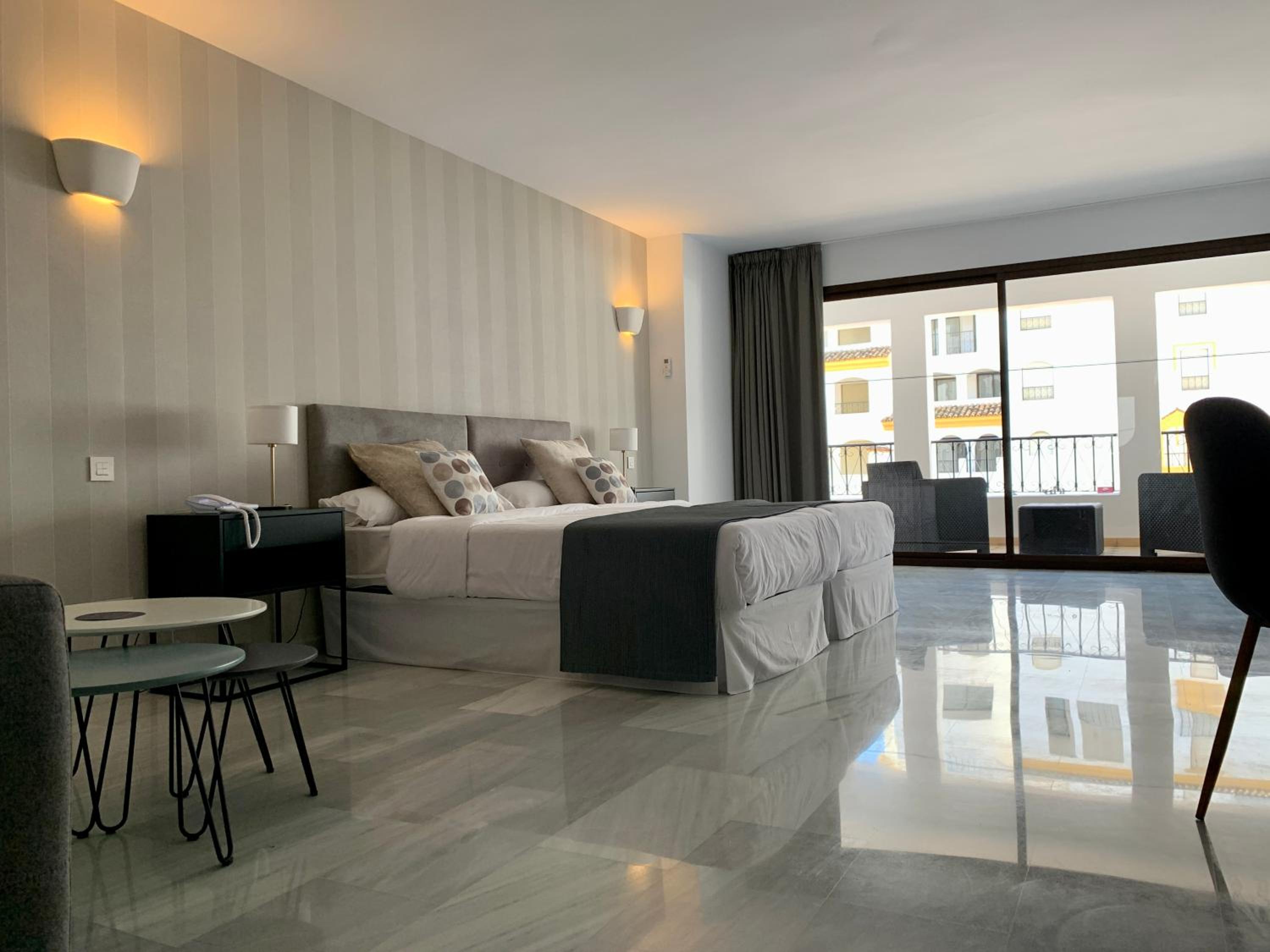Studio Apartment - Photo 1