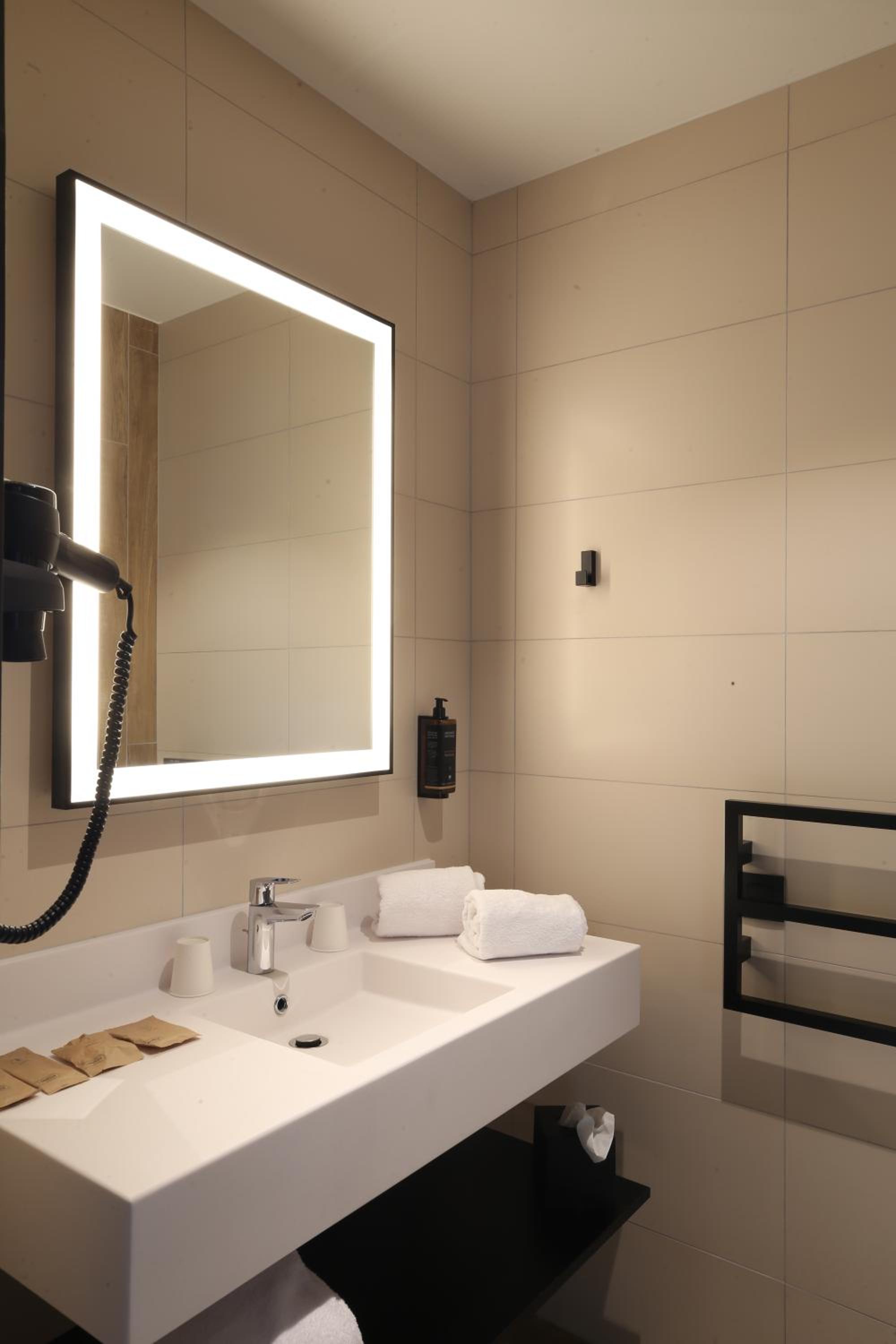 Classic Twin Room with River View - Photo 6