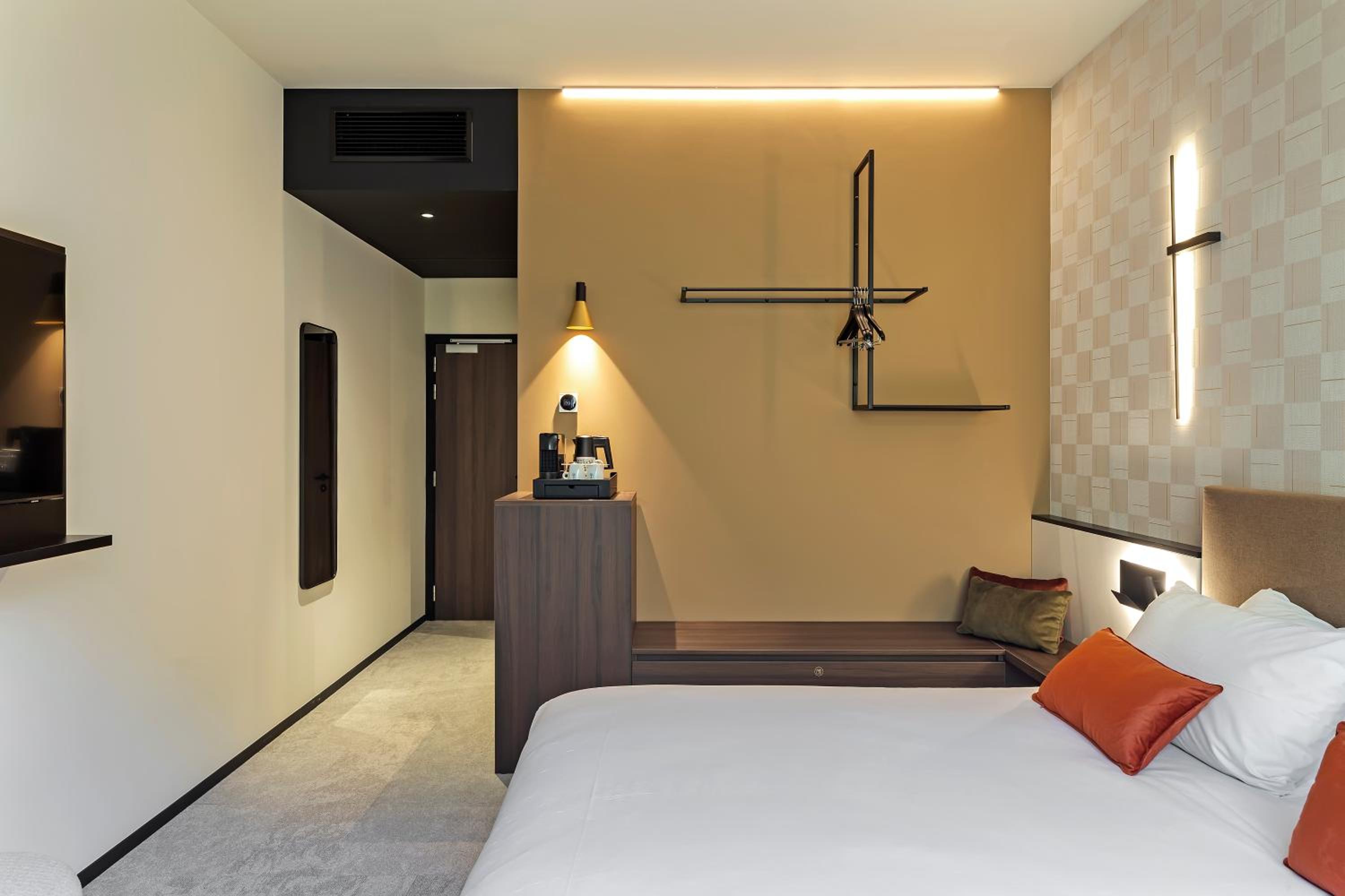Classic Twin Room with River View - Photo 3