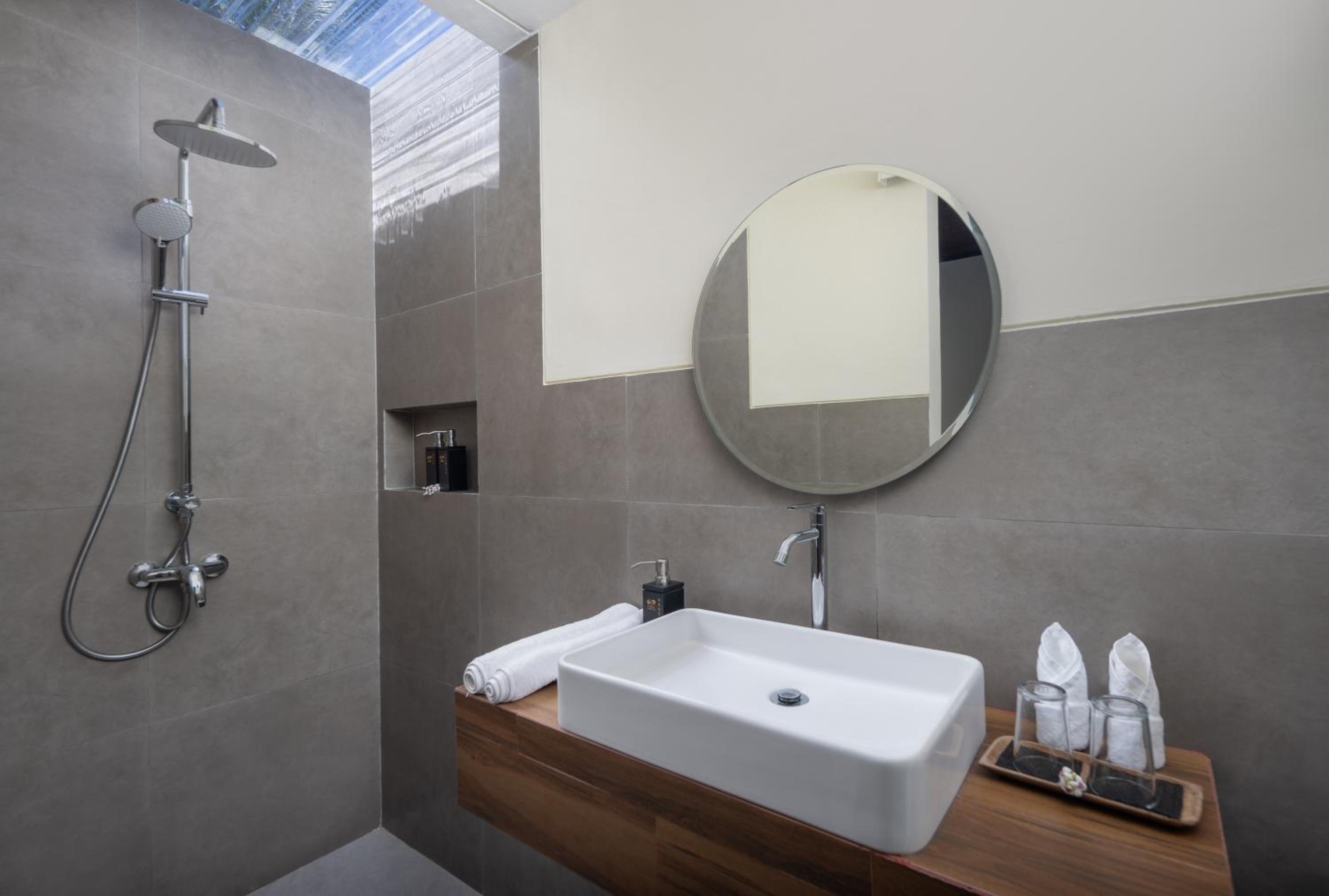 Double Room with Pool View - Photo 8