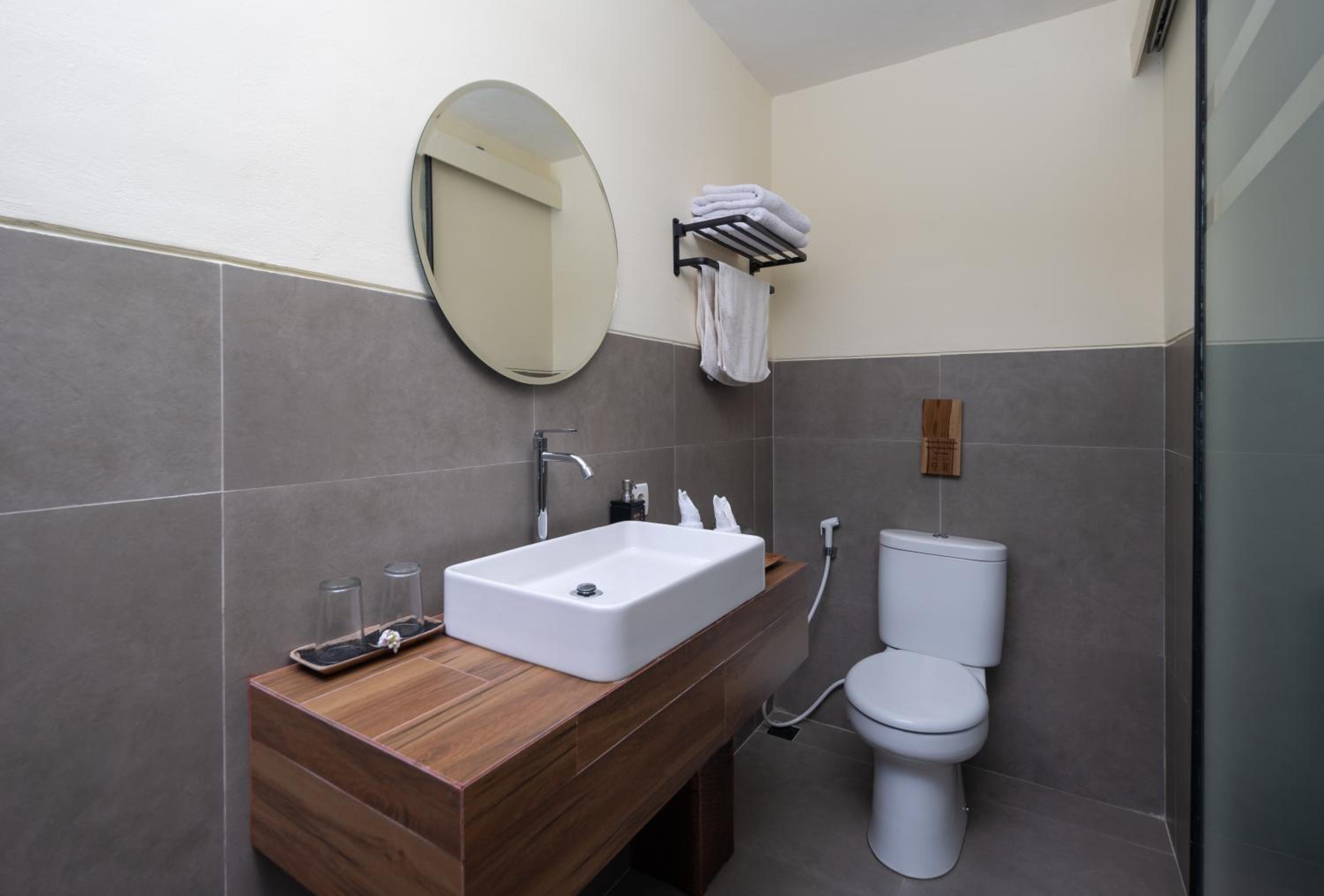 Double Room with Pool View - Photo 7