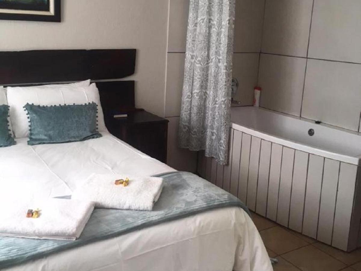 Deluxe Room - Photo 12