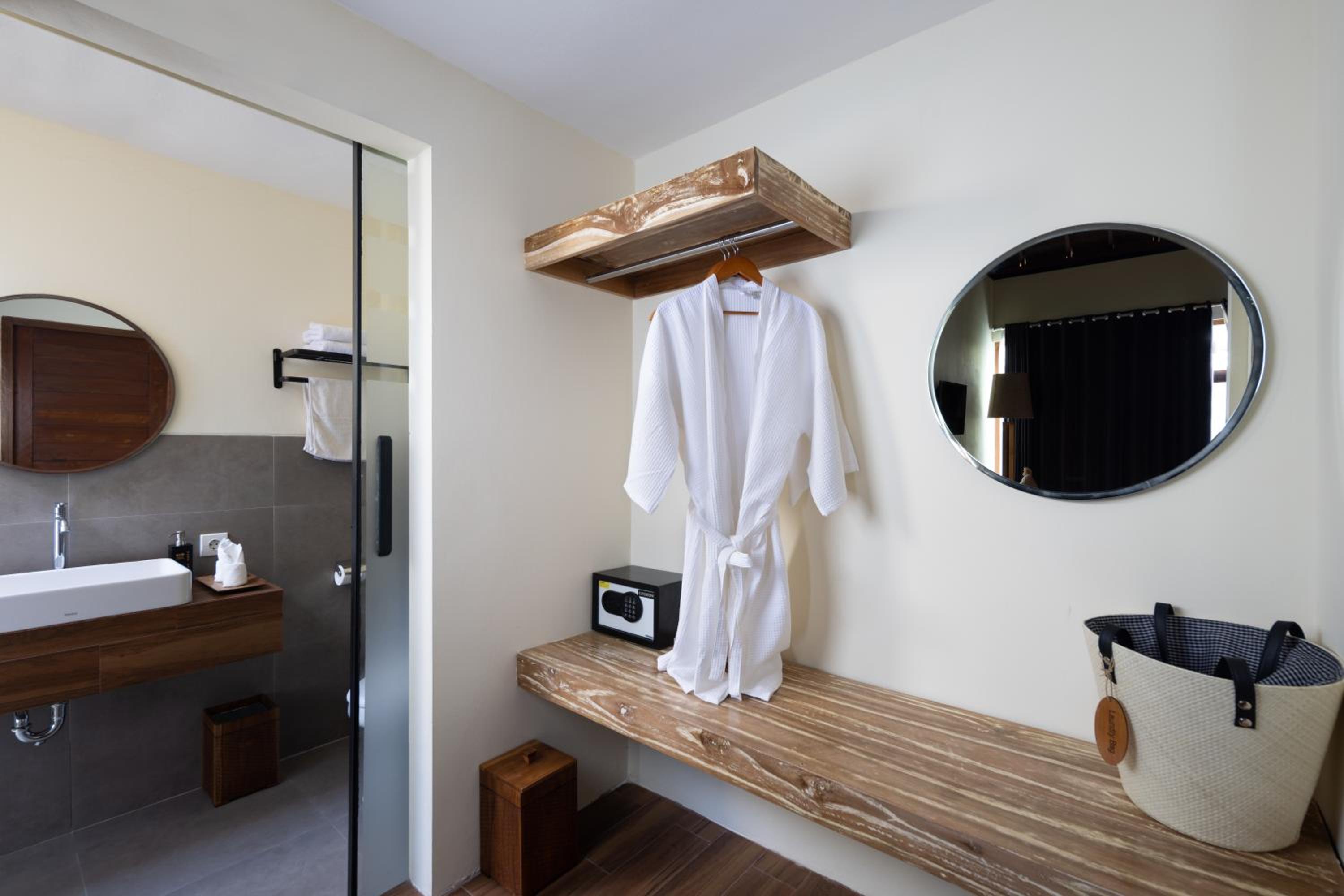 Double Room with Pool View - Photo 12