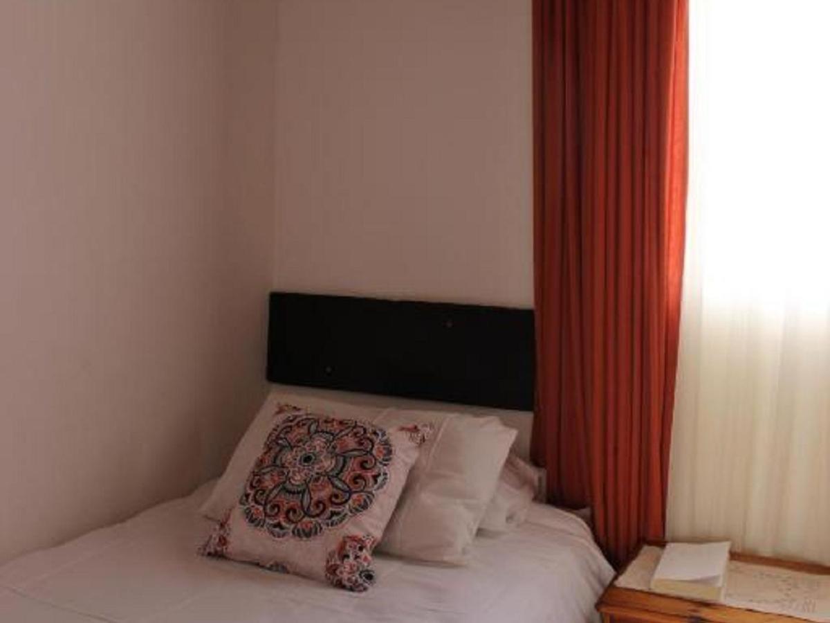 Budget Twin Room - Photo 5