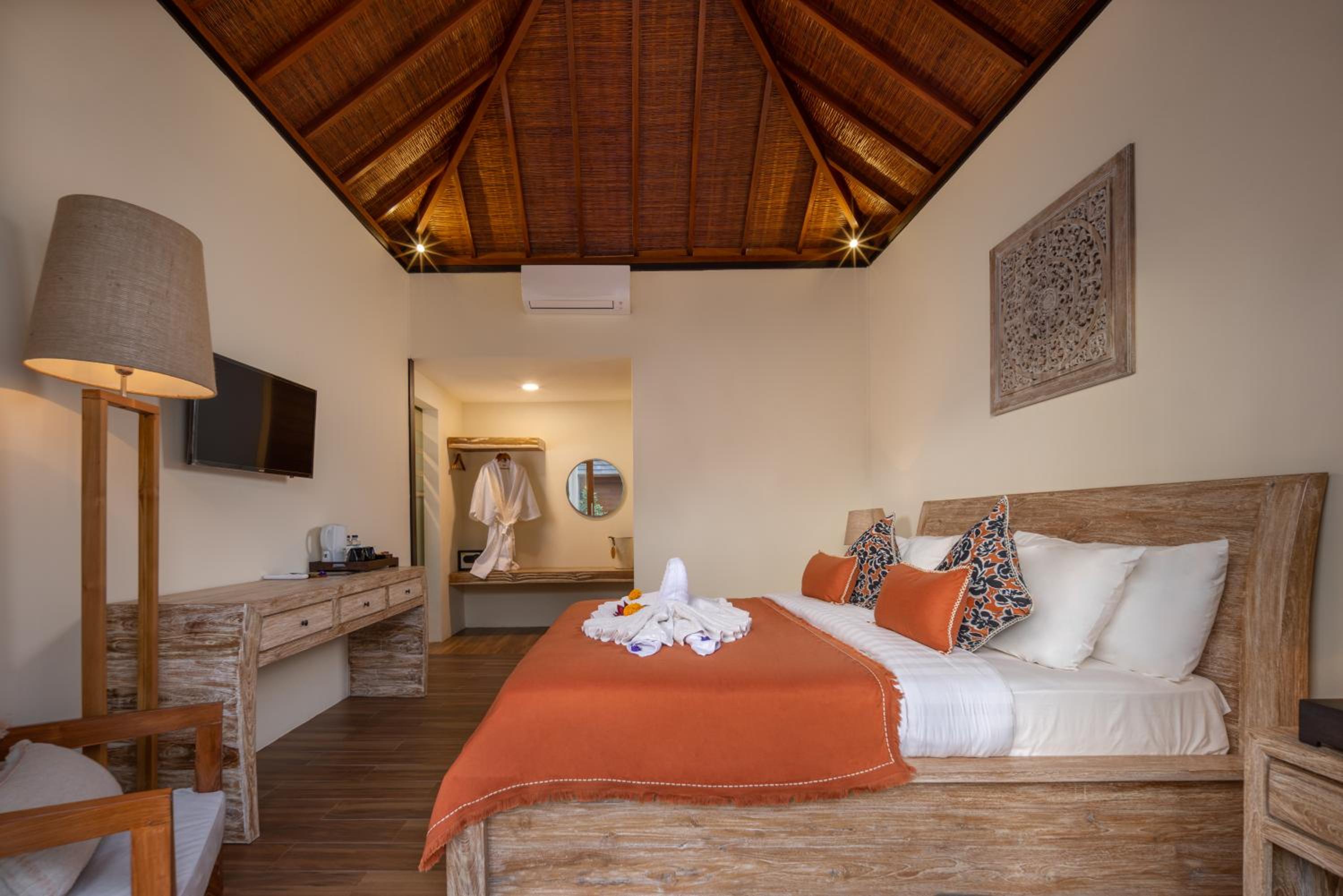 Double Room with Pool View - Photo 9