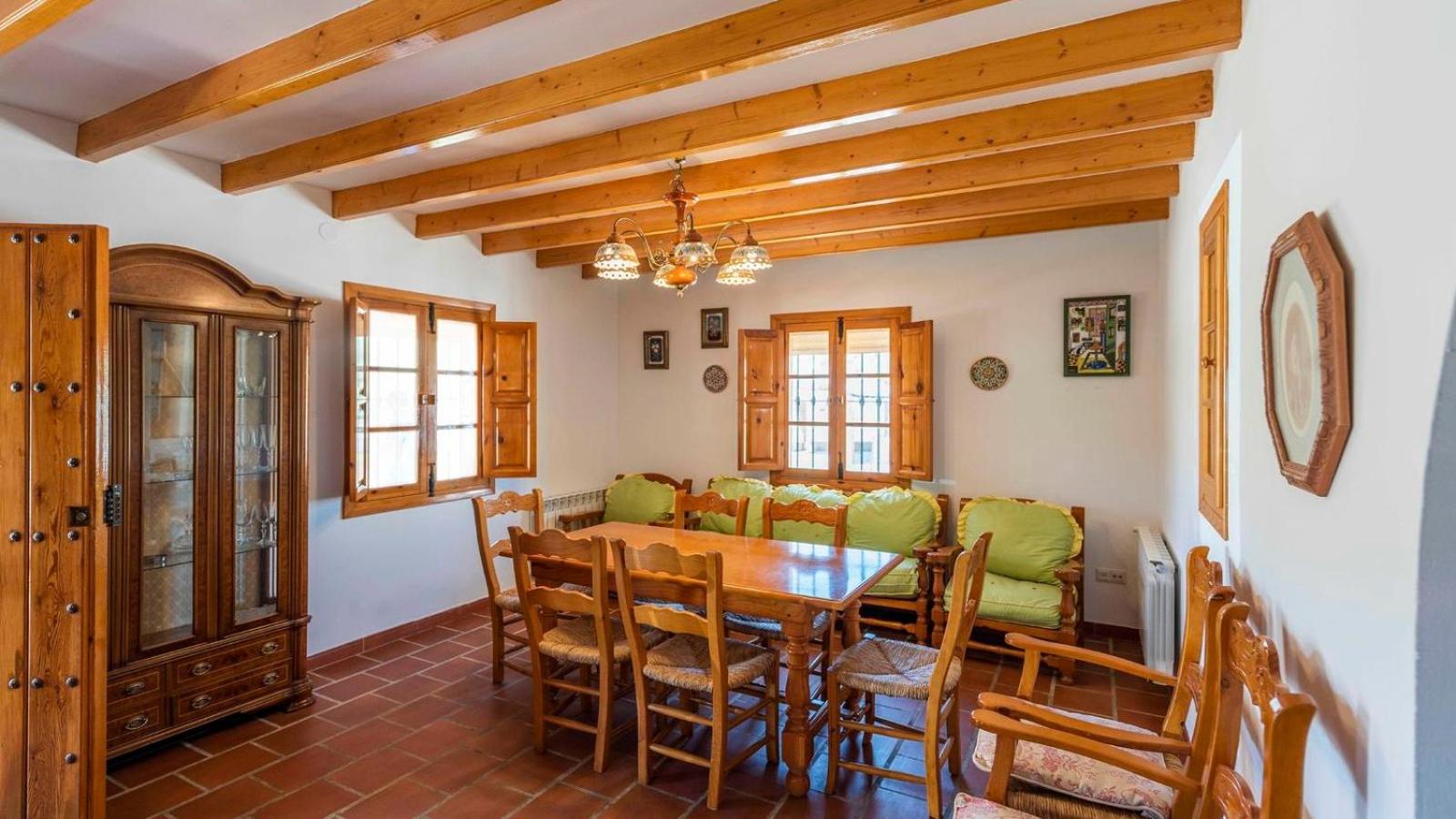 Five-Bedroom House photo 2