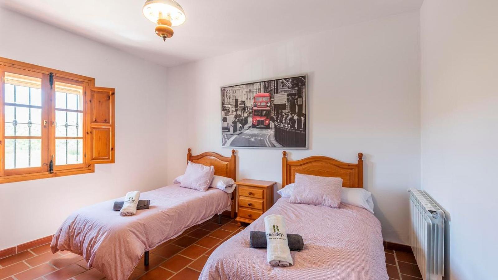 Five-Bedroom House photo 1