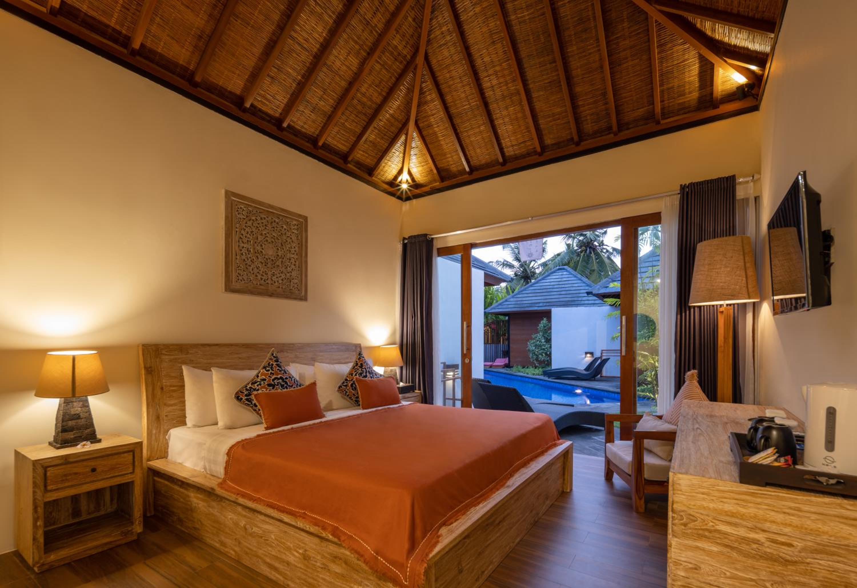 Double Room with Pool View - Photo 10