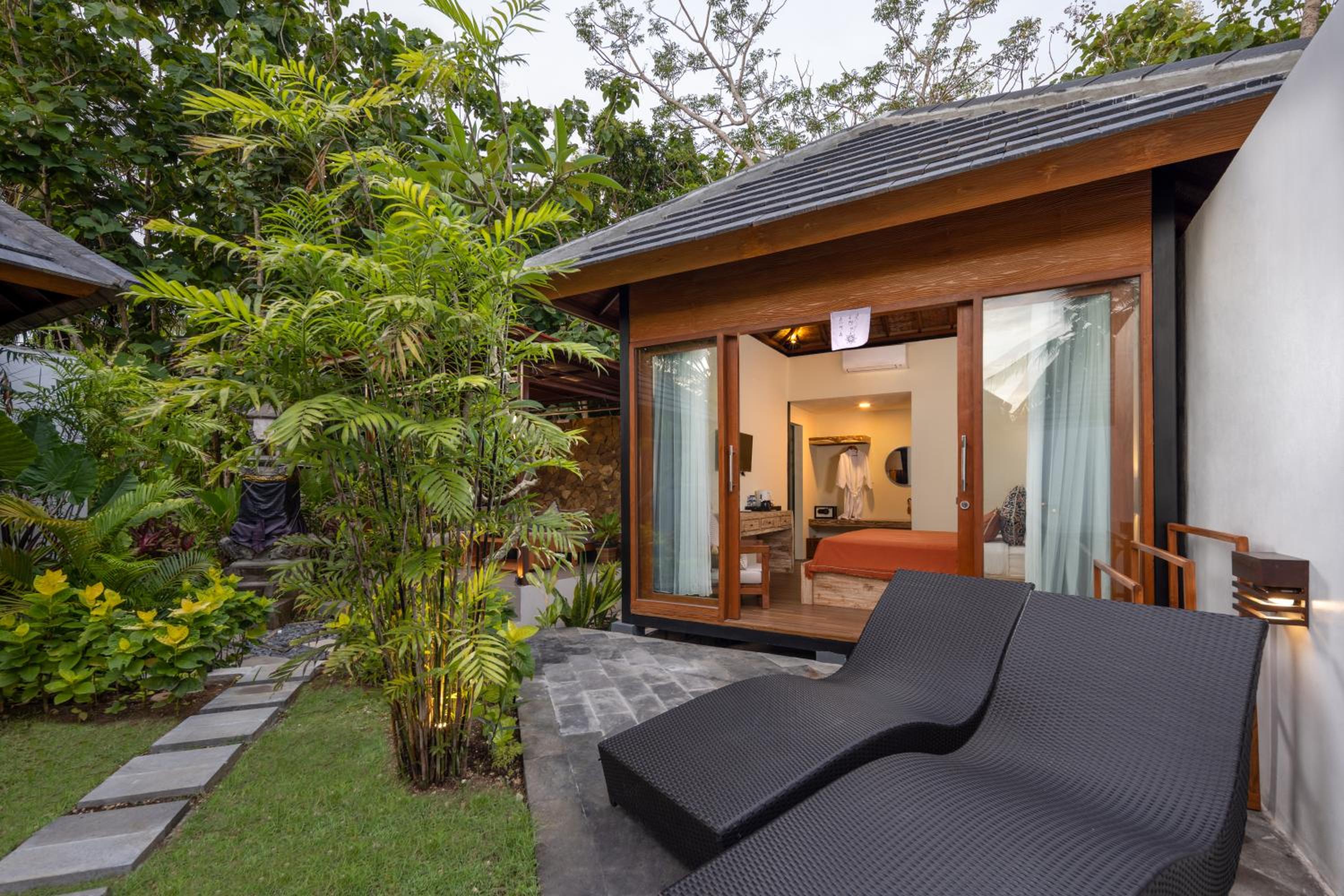 Double Room with Pool View - Photo 3
