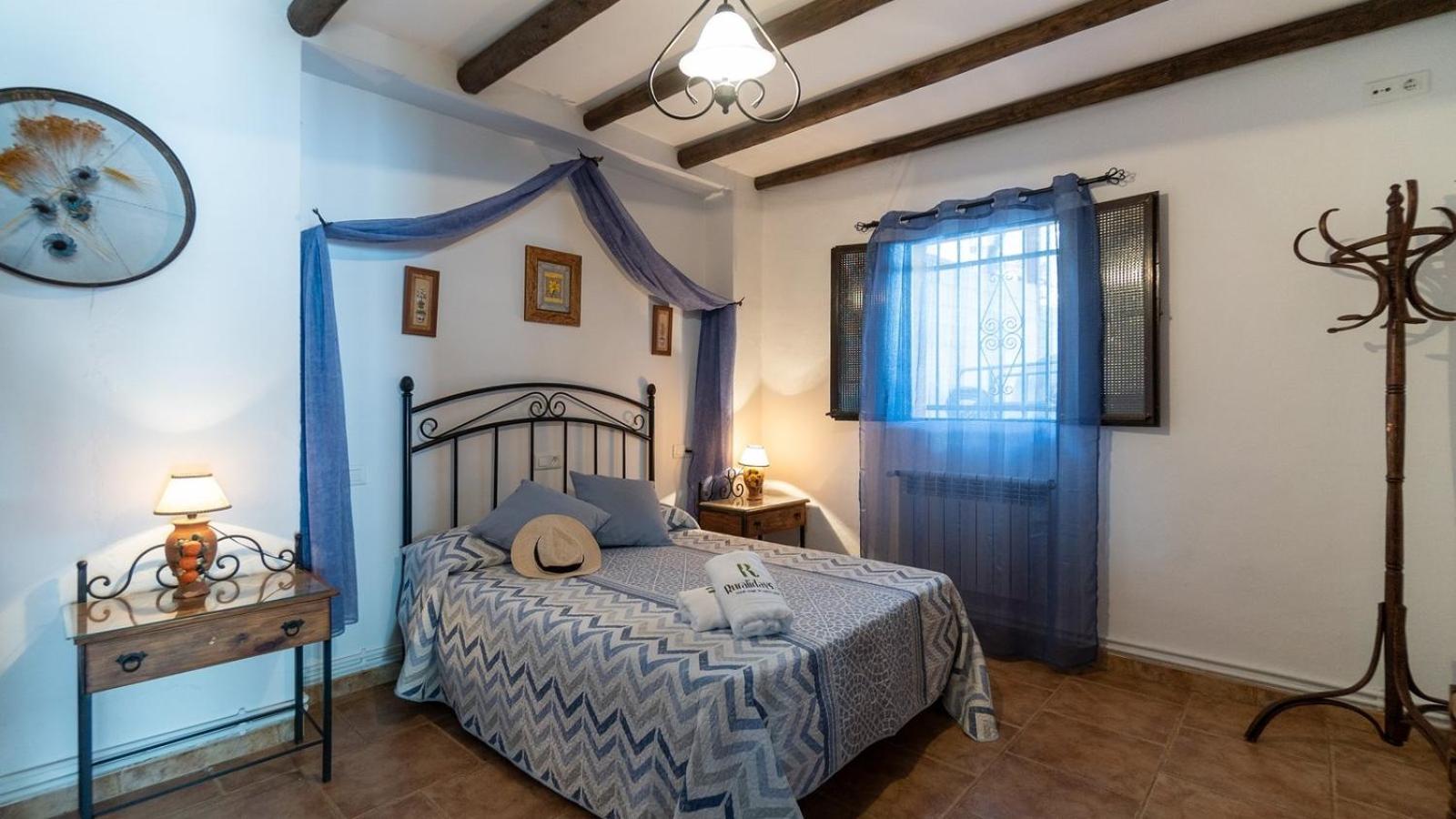 Eight-Bedroom House photo 2