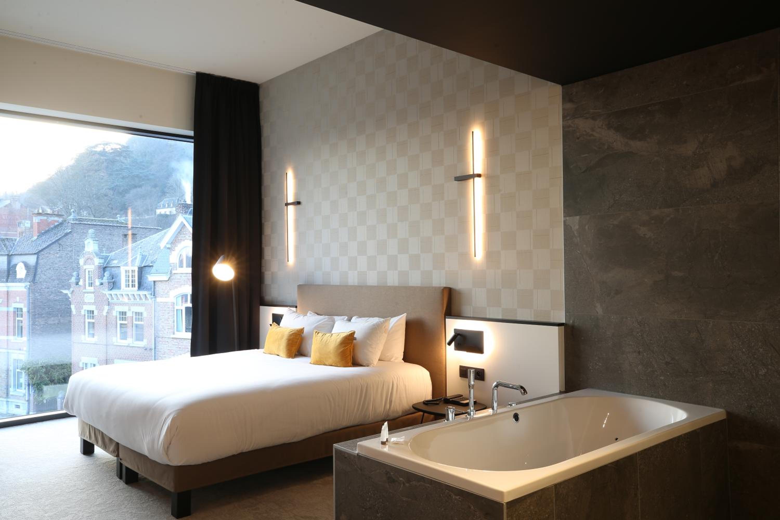 Junior King Suite with Balneo Bathtub and Citadel or River View - Photo 10