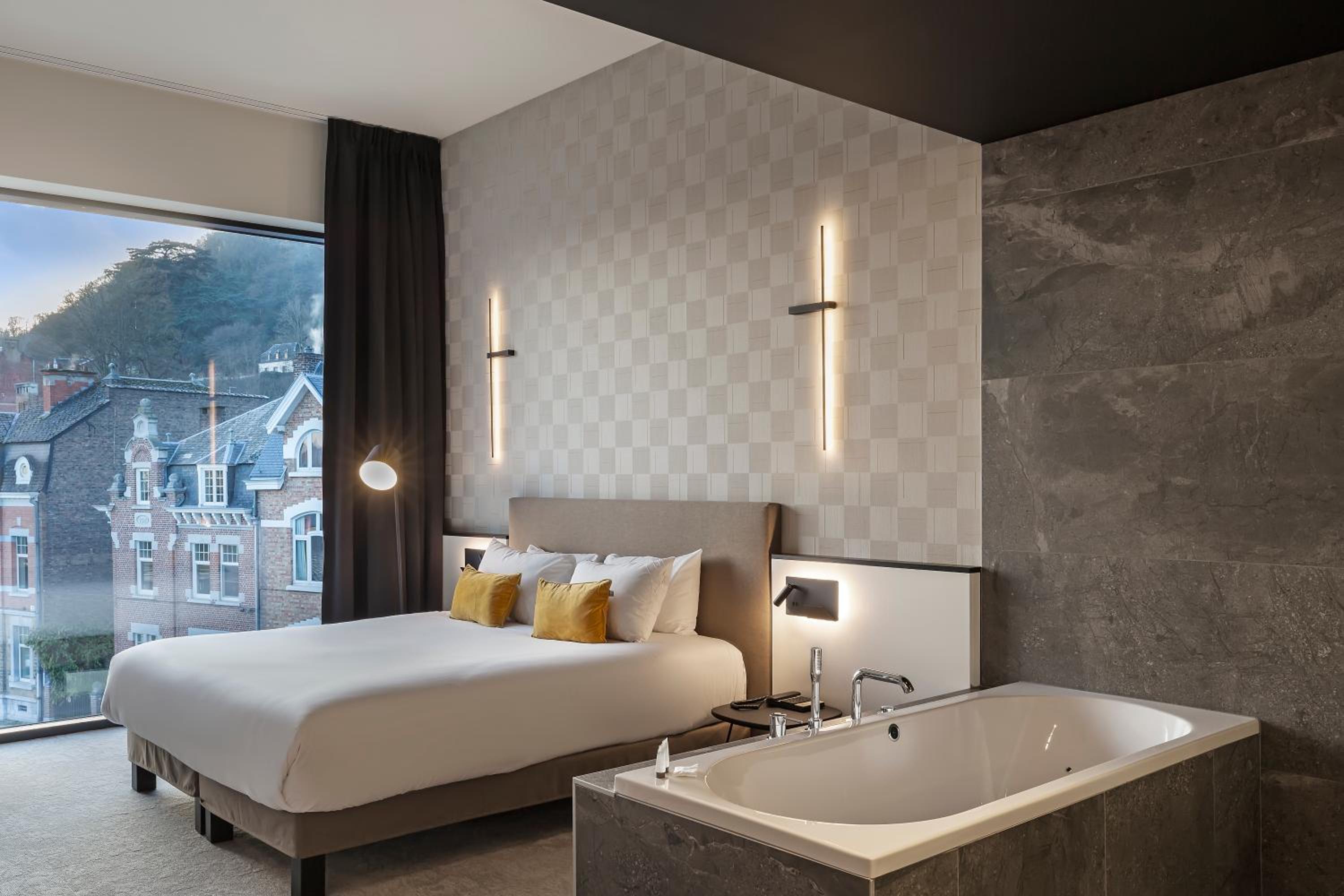Junior King Suite with Balneo Bathtub and Citadel or River View - Photo 2