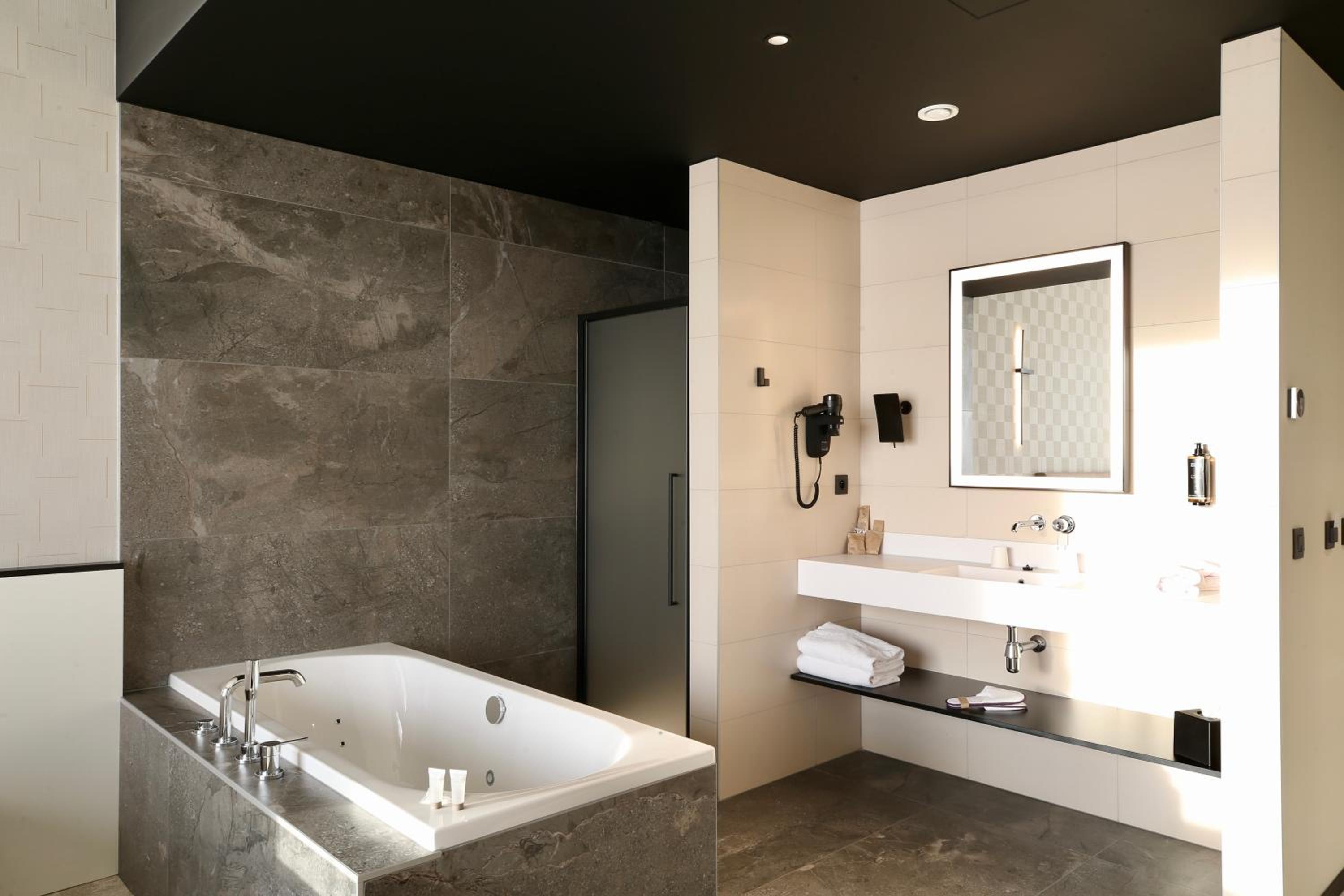 Junior King Suite with Balneo Bathtub and Citadel or River View - Photo 3