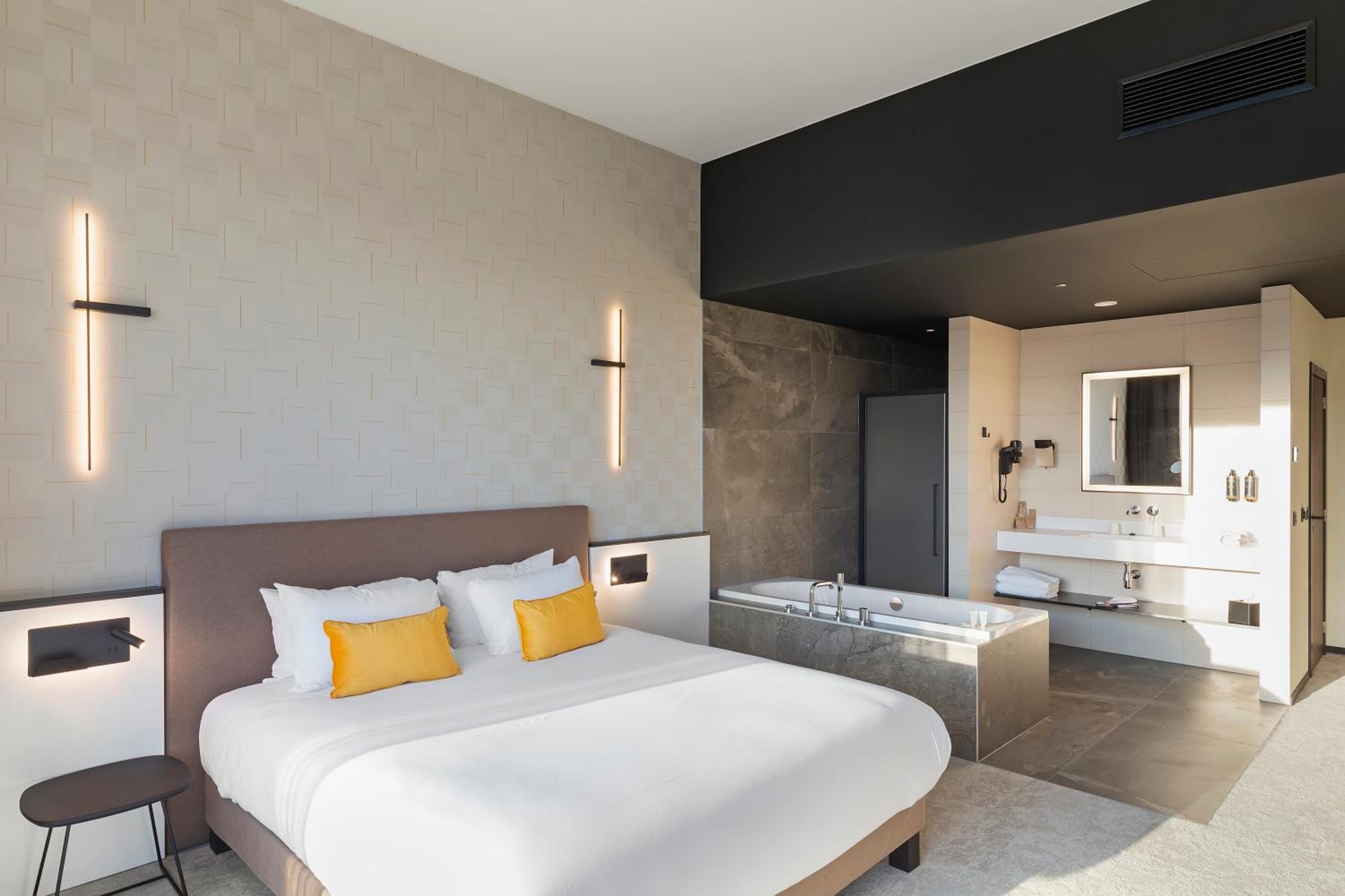 Junior King Suite with Balneo Bathtub and Citadel or River View - Photo 11