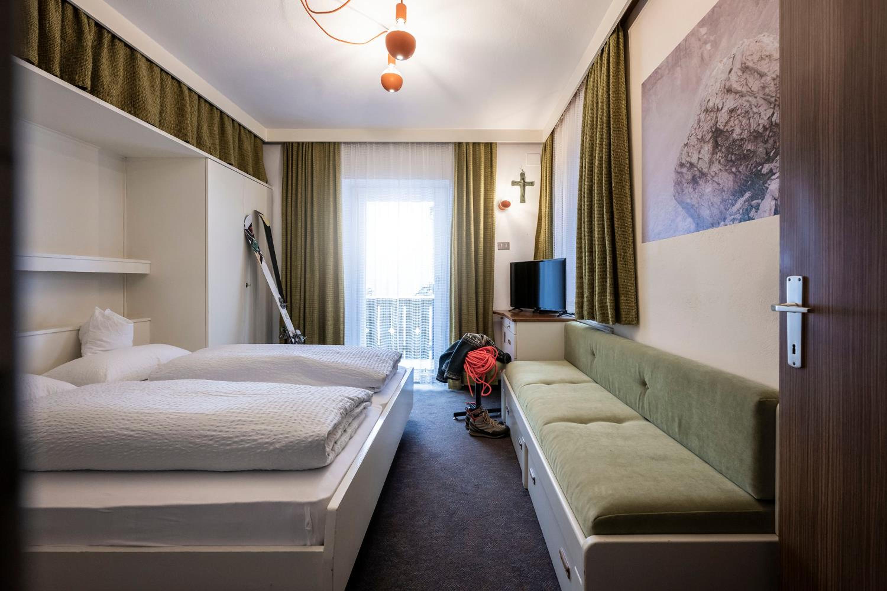 Standard Double Room - Photo 8