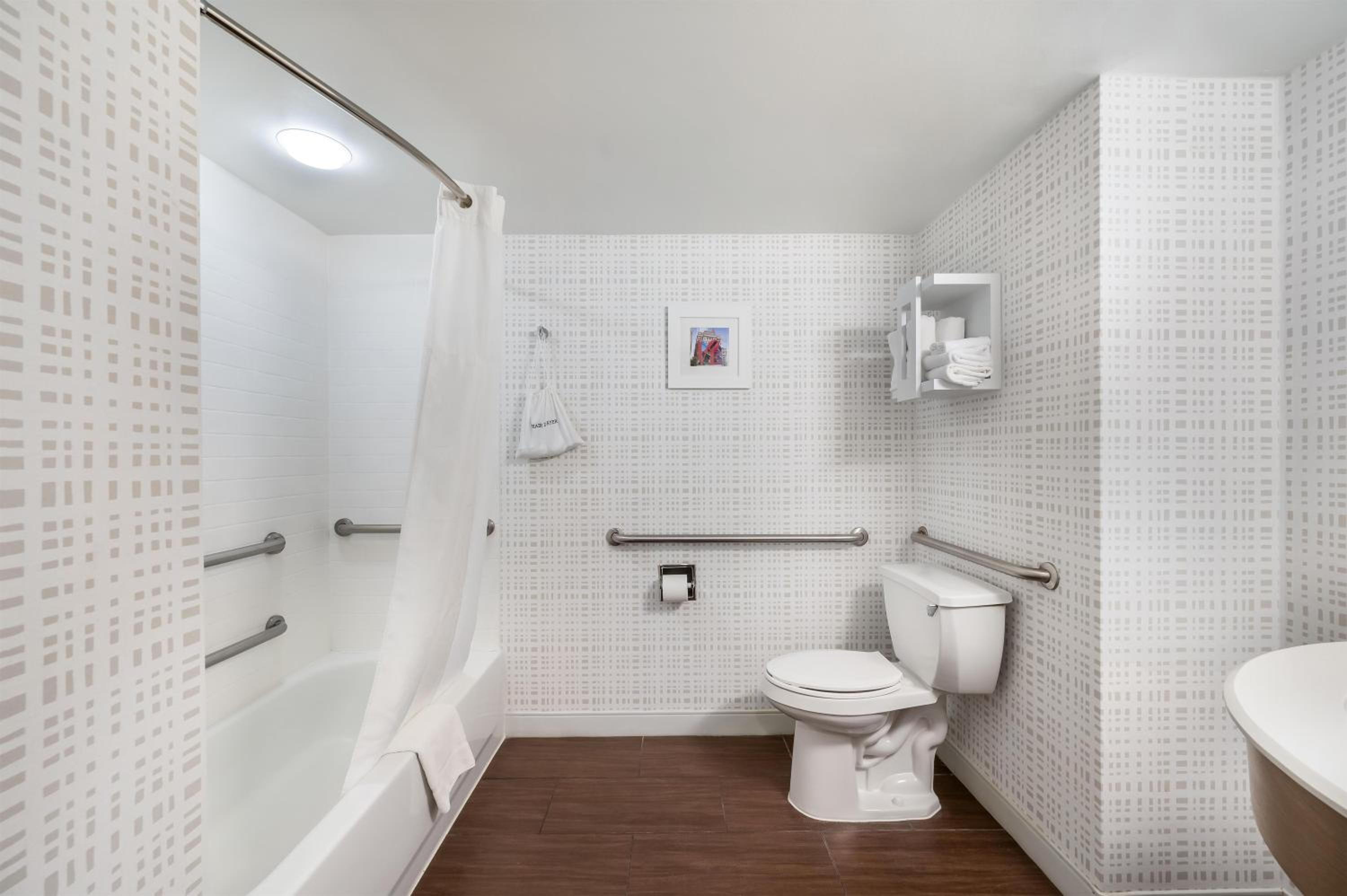Queen Room with Bath Tub - Disability Access/Non-Smoking photo 2
